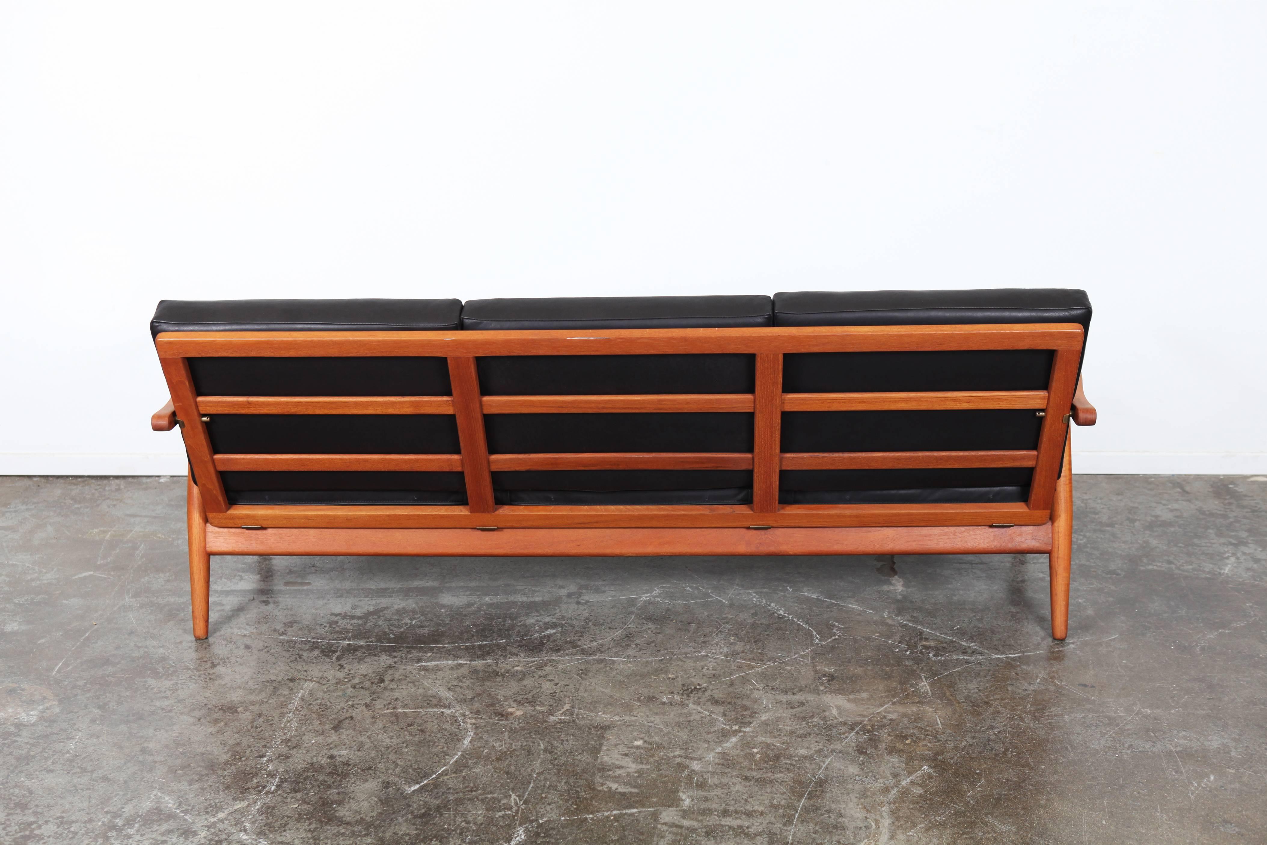 Danish Mid-Century Modern Ge-270 Sofa by Hans Wegner for GETAMA In Excellent Condition In North Hollywood, CA