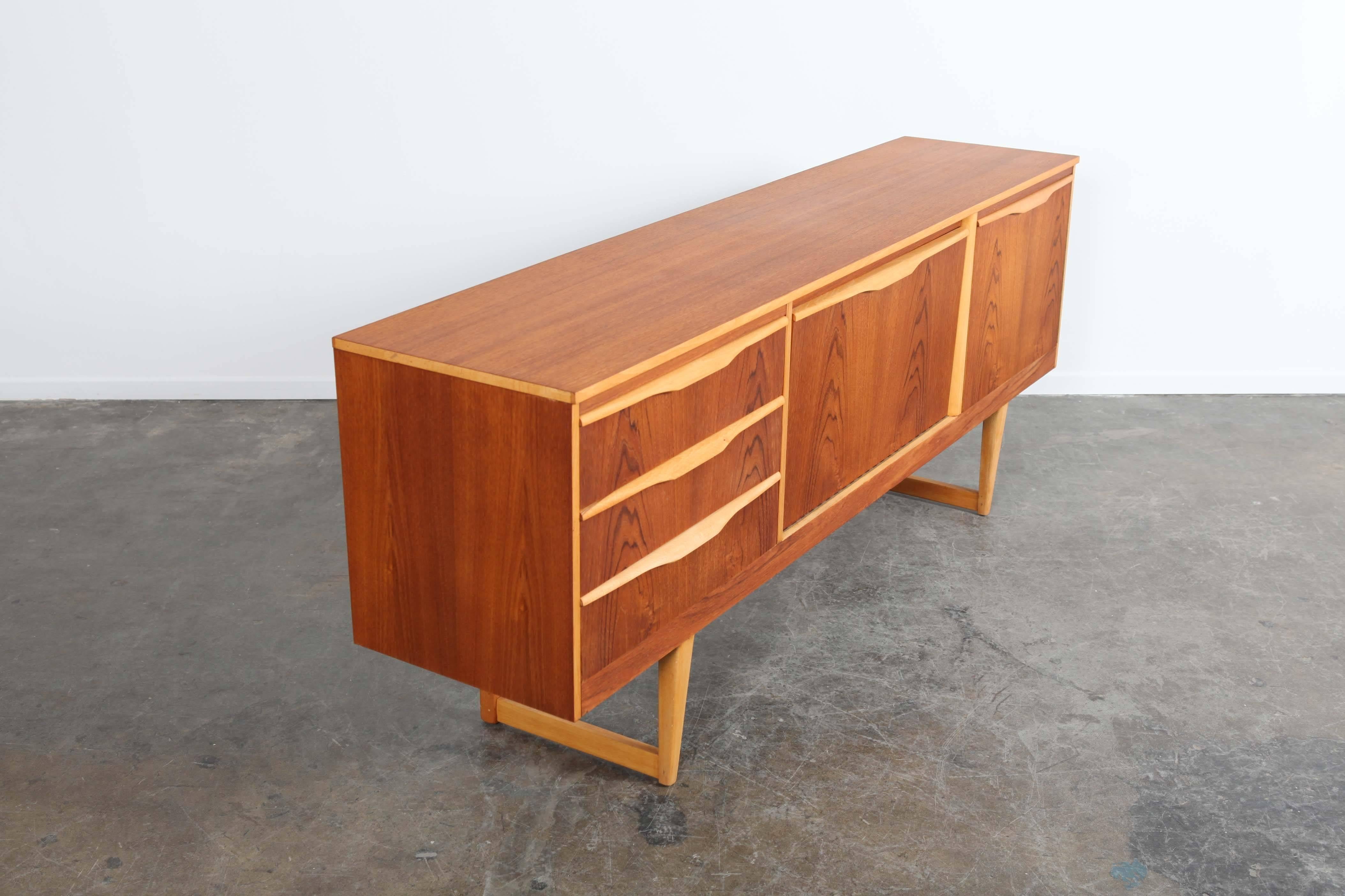 English Mid-Century Modern Three-Drawer Teak Sideboard with Contrasting Handles In Excellent Condition In North Hollywood, CA