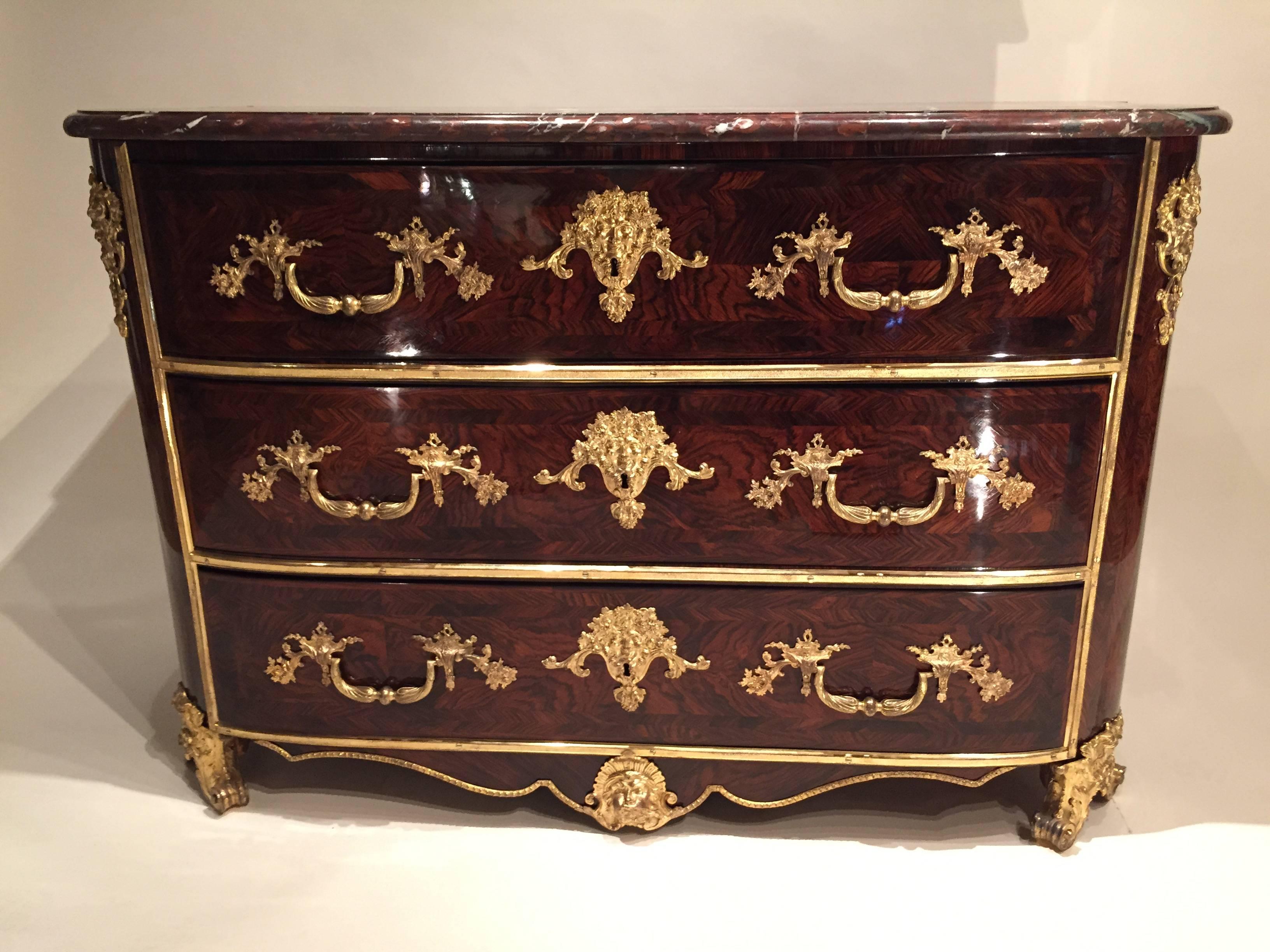 Exceptionally French Fine Commode, Sun King Period Circa 1715
Exceptionally commode rosewood veneer opening by three drawers separated by bronze frames.
The front uprights with wide curves in the extension of the sides, rear projections