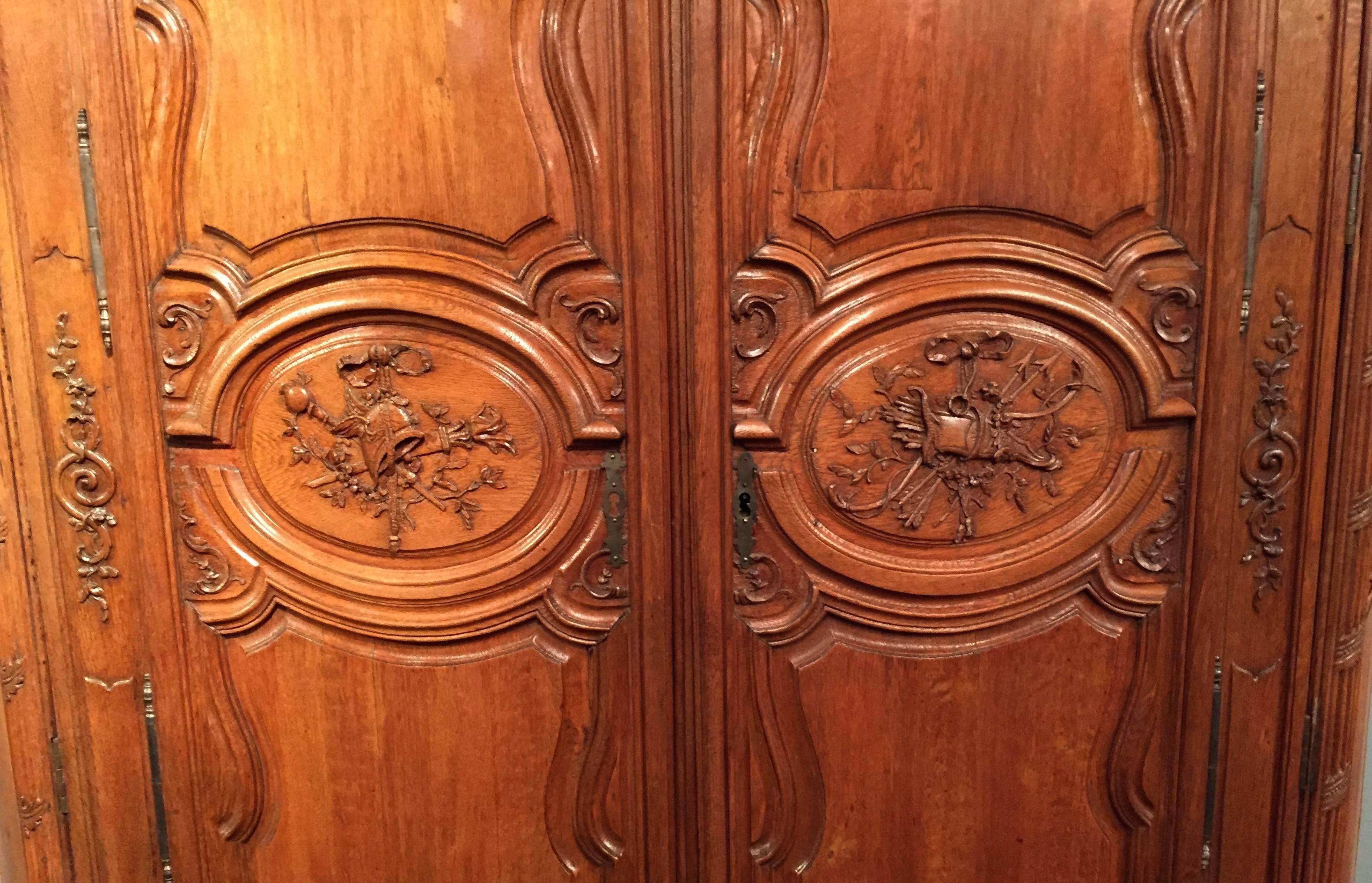 Monumental Hunting Oak Wardrobe, Paris Regence Period, circa 1720-1730 In Excellent Condition In Isle sur la Sorgue, Provence