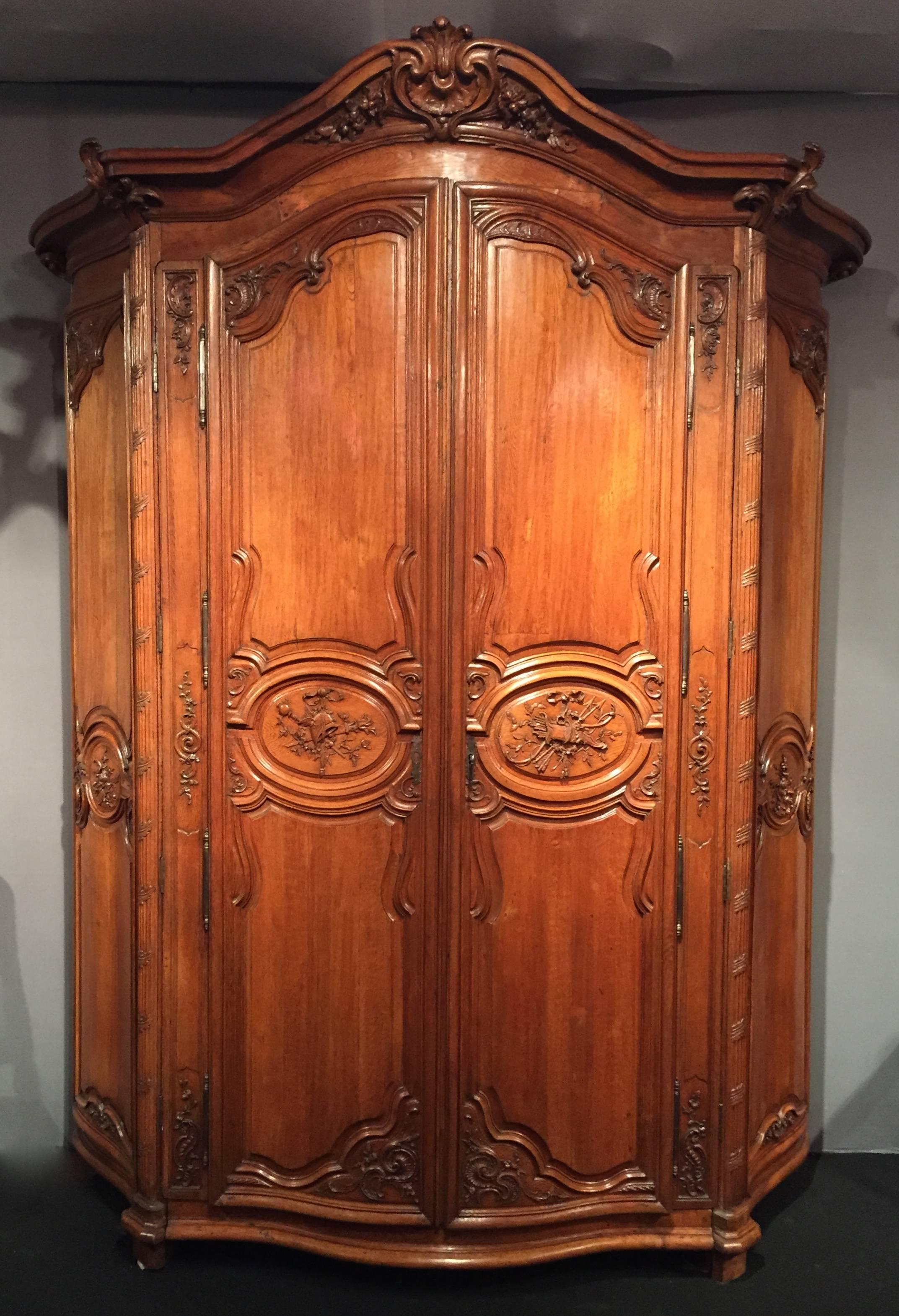 Armoire de chasse monumentale, Ile de France, période de la Régence, vers 1720-1730.
Armoire de chasse, Ile de France, période de la Régence, vers 1720-1730.
Armoire monumentale dite 