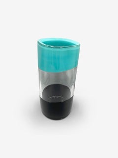 Ichnos – Eine schwarze Vase aus türkisfarbenem Glas von Arcade Glass