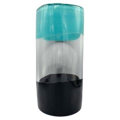 Ichnos – Eine schwarze Vase aus türkisfarbenem Glas von Arcade Glass