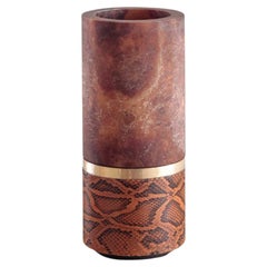 Vase « Dure » en albâtre ambré et python cognac