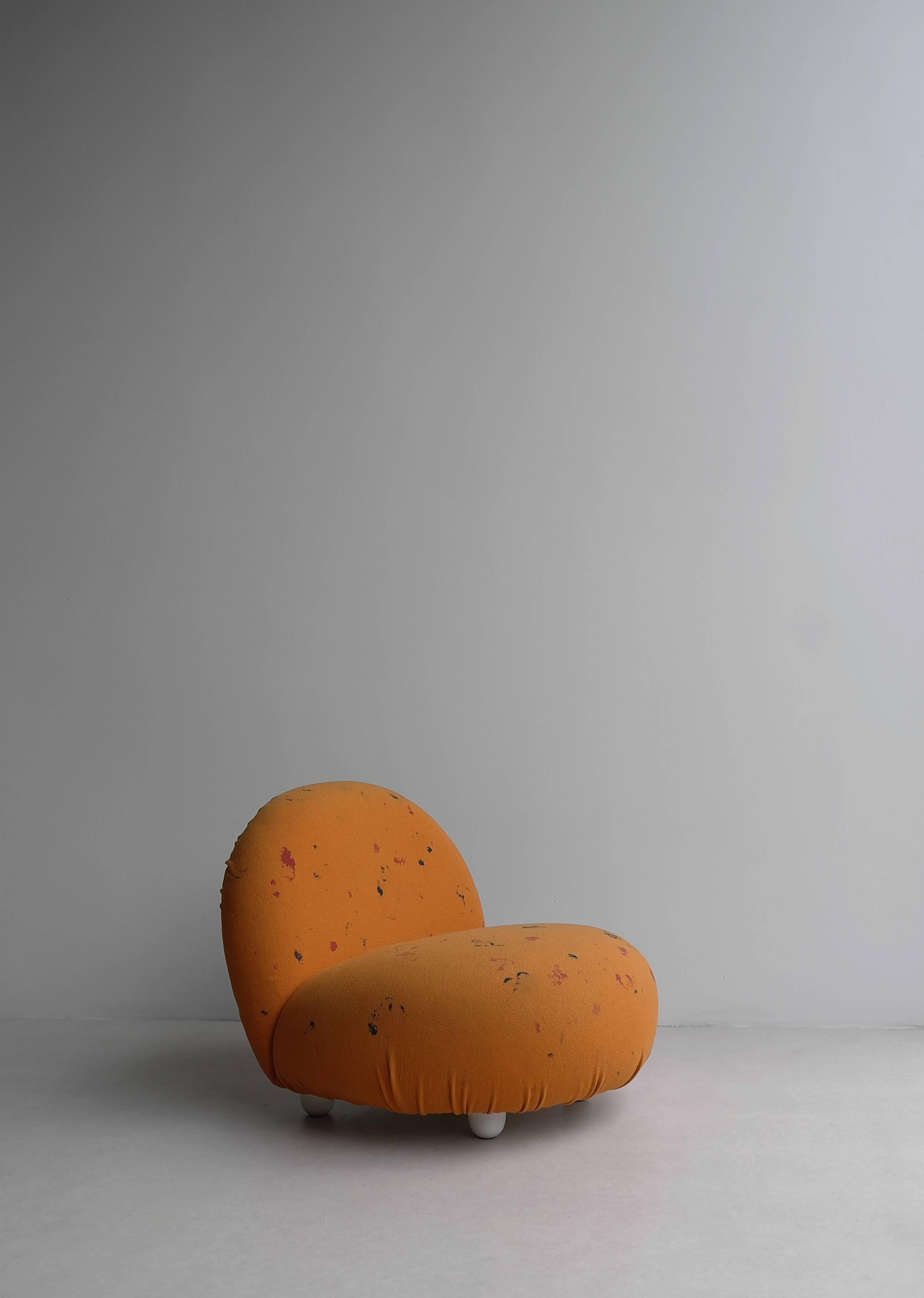 Rare Pierre Paulin art edition Blubblub chair model 270 by Artifort.
The chair has the original art edition upholstery, it came like this from the Artifort factory. Orange wool with inserted paint dots.