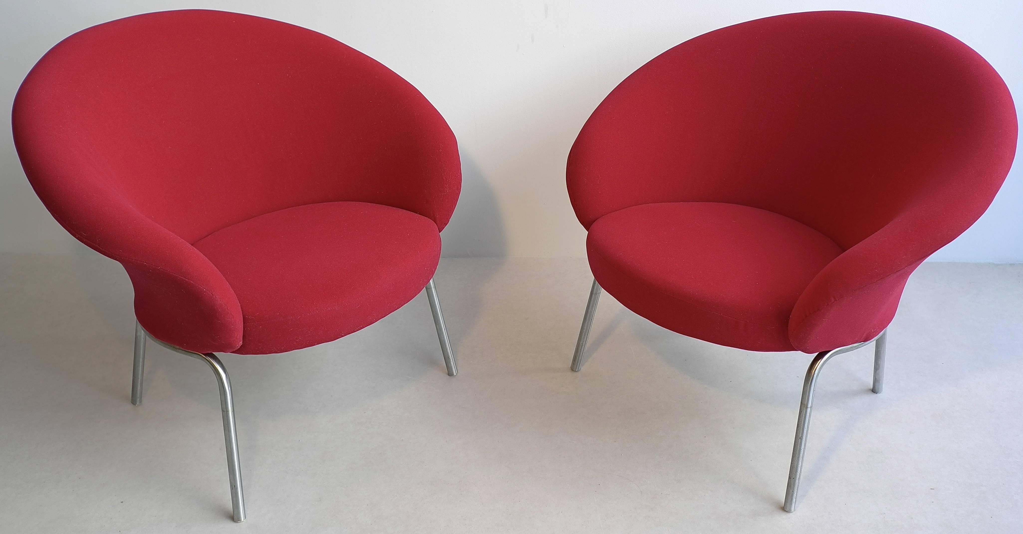 Rare Pierre Paulin 570 armchairs made by Artifort 1963.
These where only produced a short period by Artifort. They have almost the same shape as a Mushroom but then with 4 legs.

