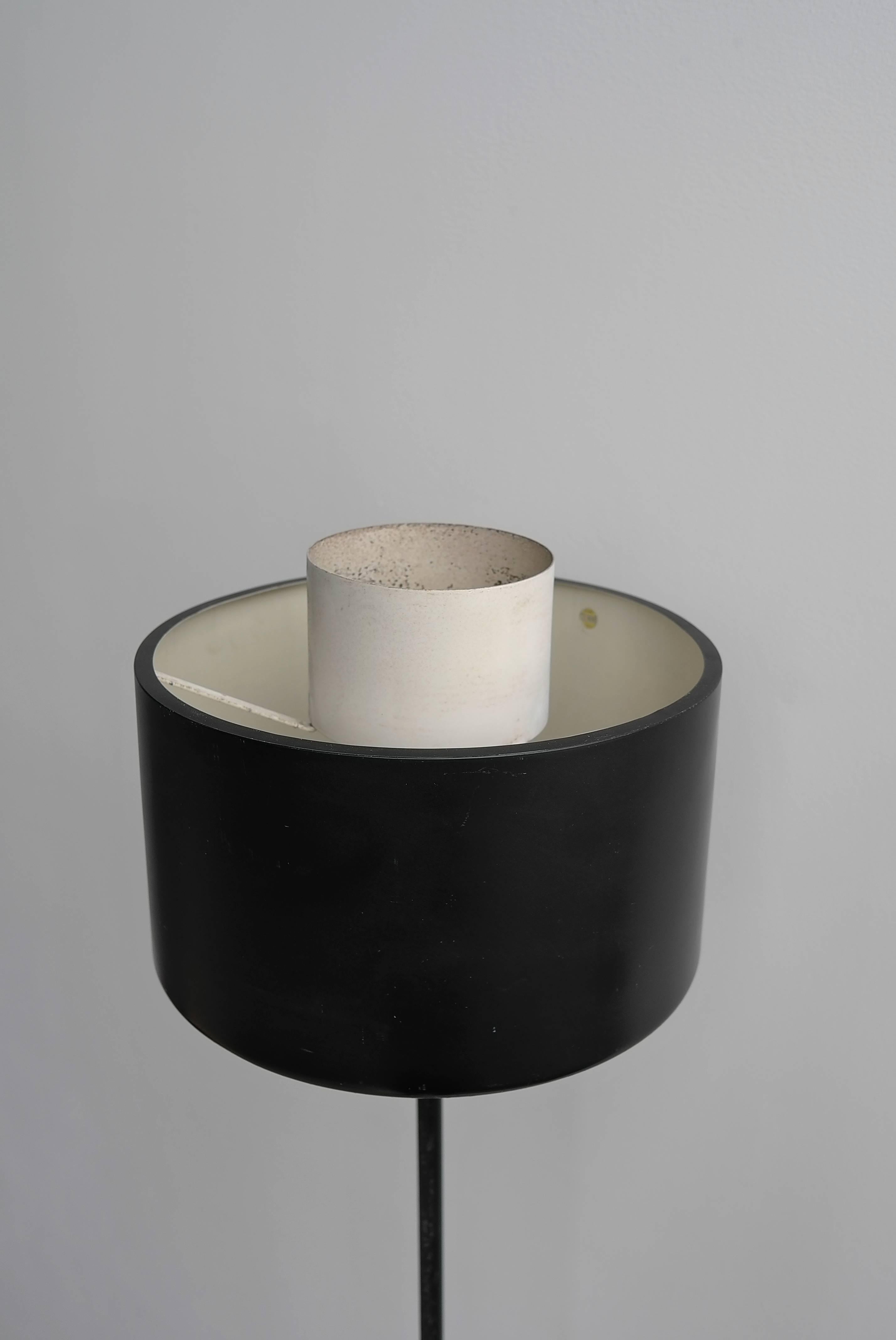 Seltene Stilnovo-Stehleuchte von Gaetano Sciolari, Italien, 1954. Typische minimalistische, modernistische Stilnovo-Lampe mit einem schwarz-weiß lackierten Aluminiumschirm, einfach in der Form, weniger ist mehr. Stilnovo-Aufkleber im Inneren des