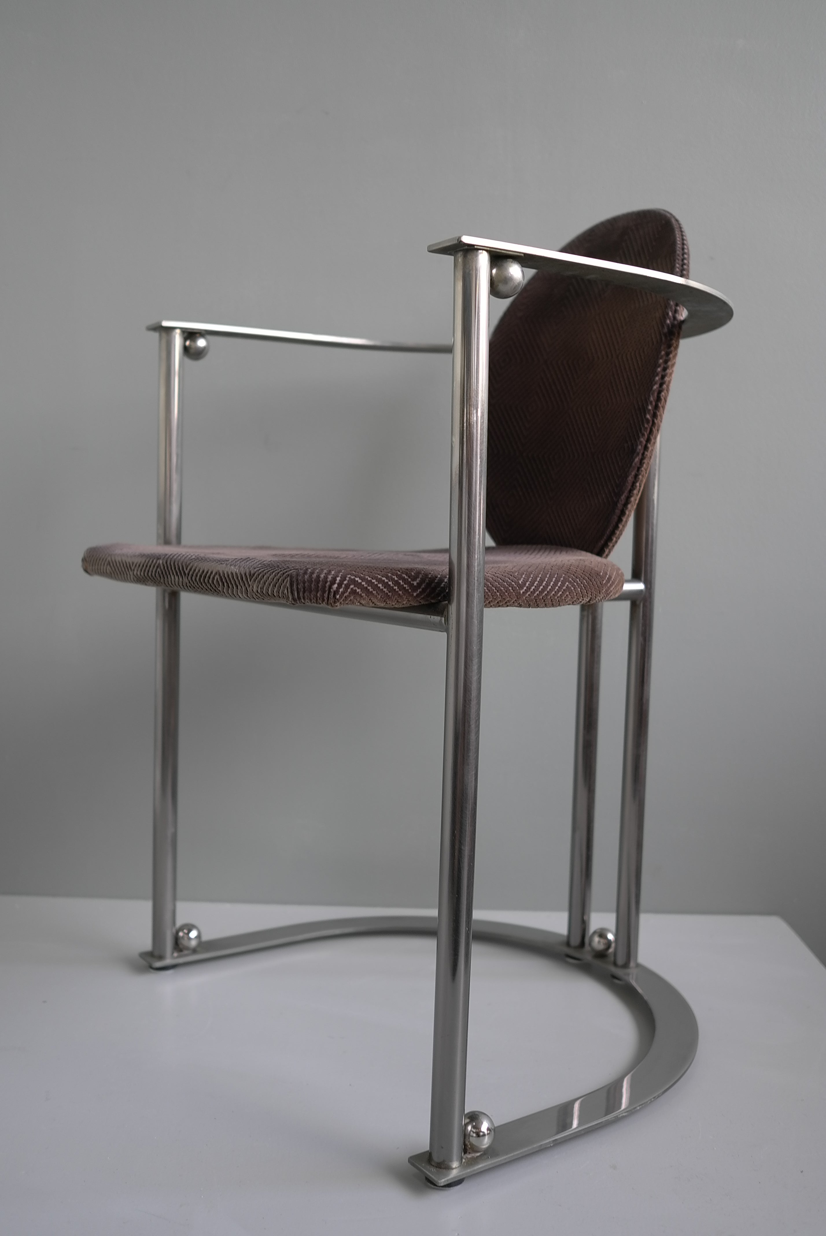 Satz mit sechs Stück  Stil Edelstahl Belgo Chrom 1970er Jahre deco Esszimmerstühle. Sehr gut gemachte schwere Stücke mit schönen Details. Wir haben den Originalstoff beibehalten, aber sie müssen neu gepolstert werden. 

Jeder Stuhl ist: 80cm