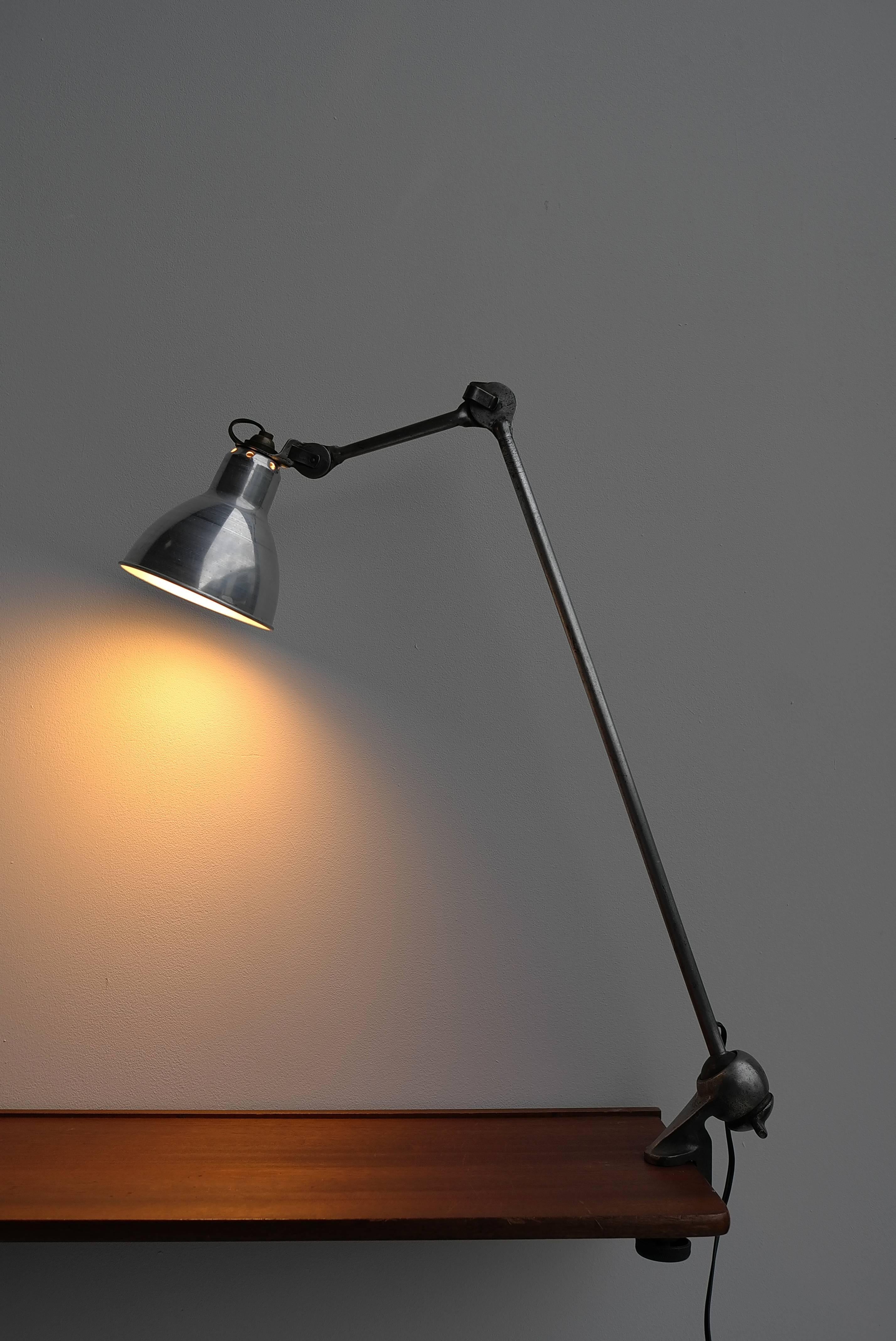 Lámpara de mesa Lampe Gras nº 201, Francia circa 1930 Aluminio en venta
