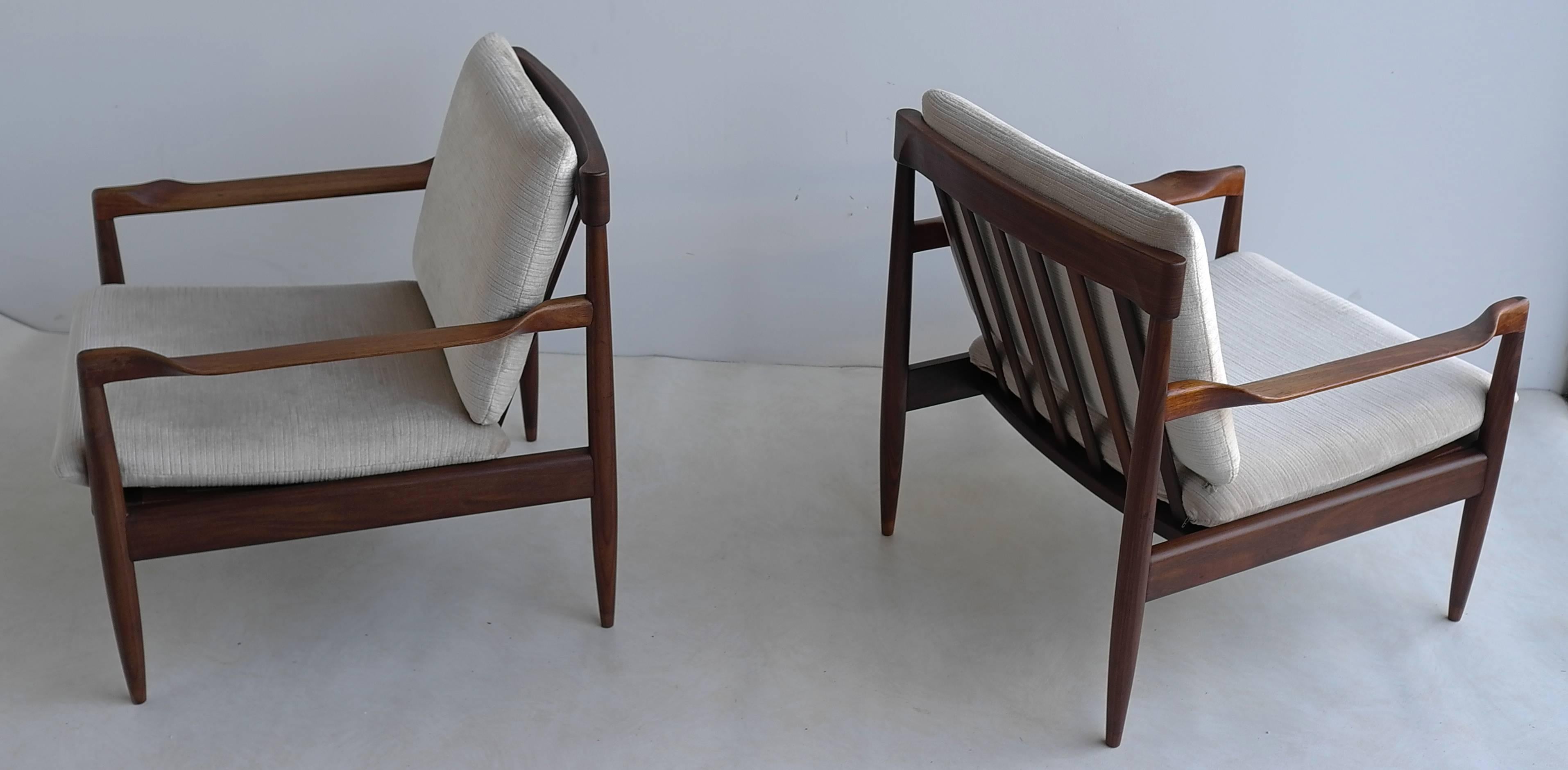 Pair of Organic Danish Armchairs with Crème White Velvet Upholstery In Good Condition In Den Haag, NL