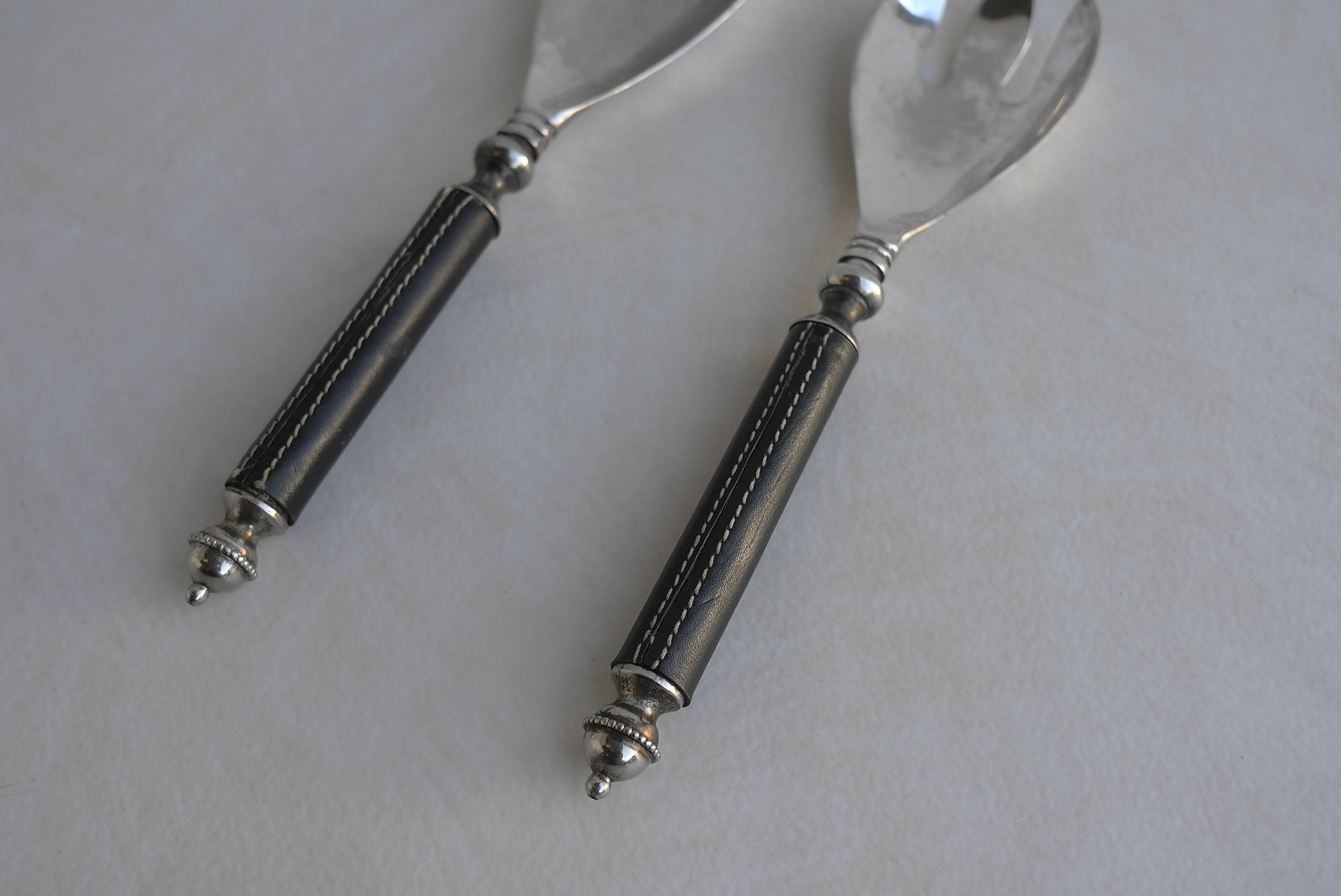 Französisches versilbertes Couvert, handgenähtes schwarzes Leder, ca. 1940er Jahre. Im Stil von Jacques Adnet.
