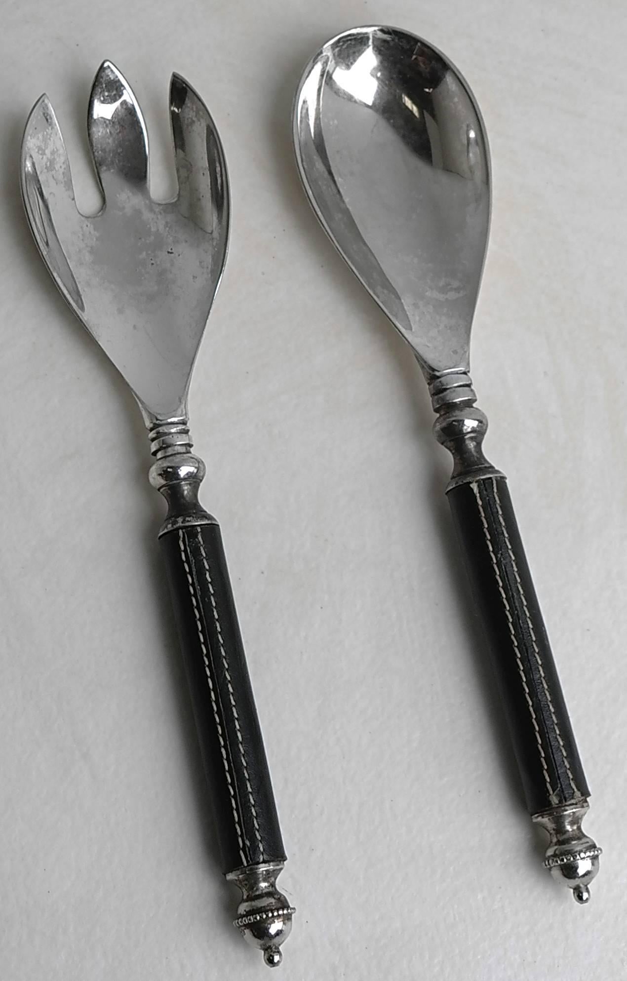 Versilberter Couvert aus schwarzem, handgenähtem Leder, ca. 1940er Jahre (Französisch) im Angebot