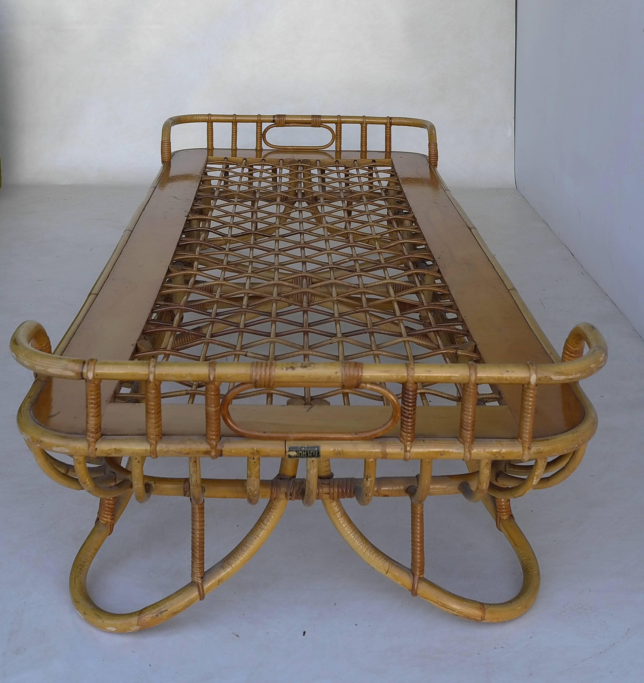Rattan daybed manufactured by Rohé Netherlands in the 1950s.

In good original condition with minimal wear of use.
 