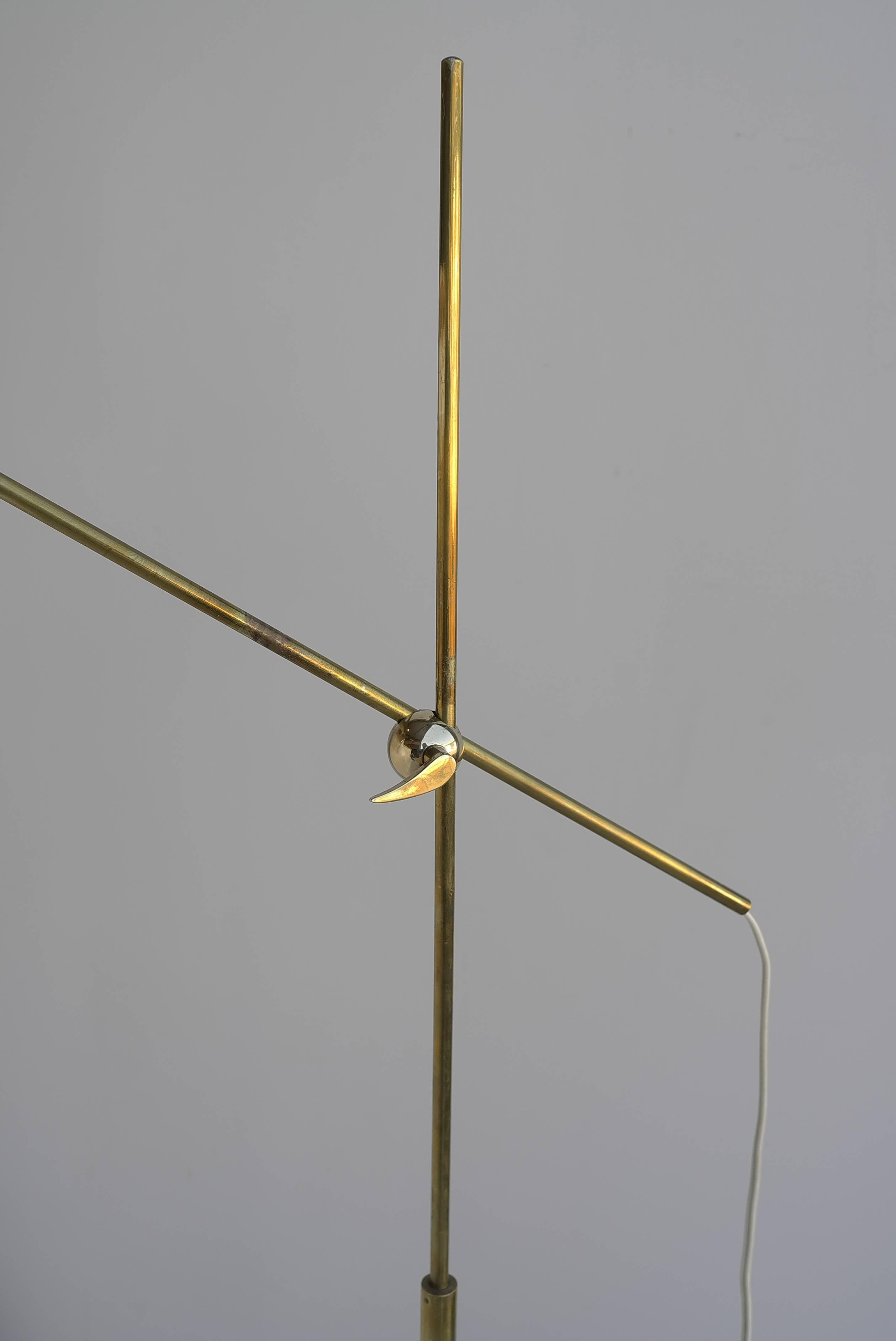 Stylish Adjustable Danish Floorlamp in brass with white shade In Excellent Condition In Den Haag, NL