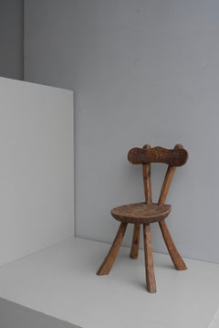 Chaise d'appoint rustique de style brutaliste, en bois et fabriquée à la main, France, années 1960