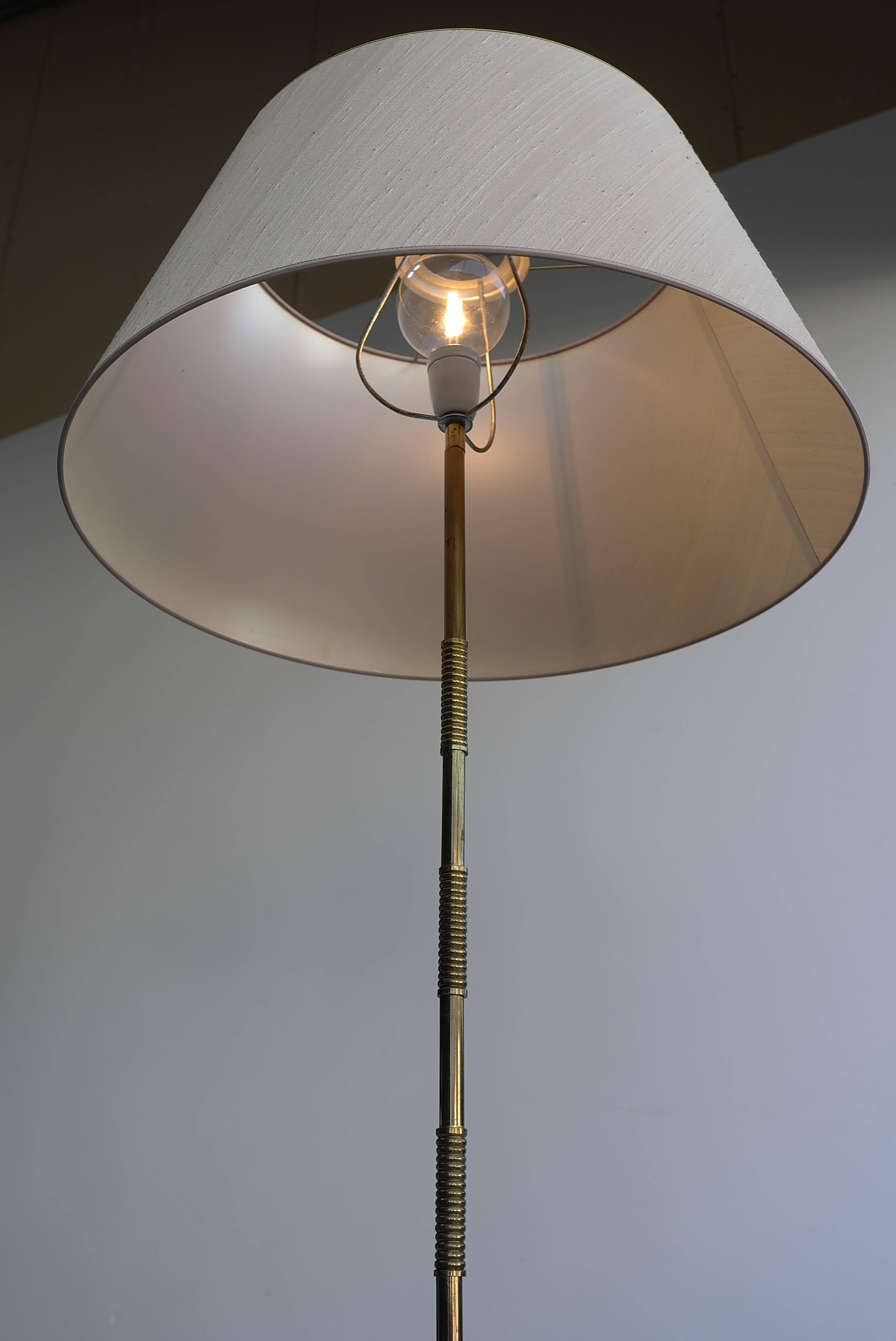 French Floor Lamp in Brass by Maison Bagues In Excellent Condition For Sale In Den Haag, NL