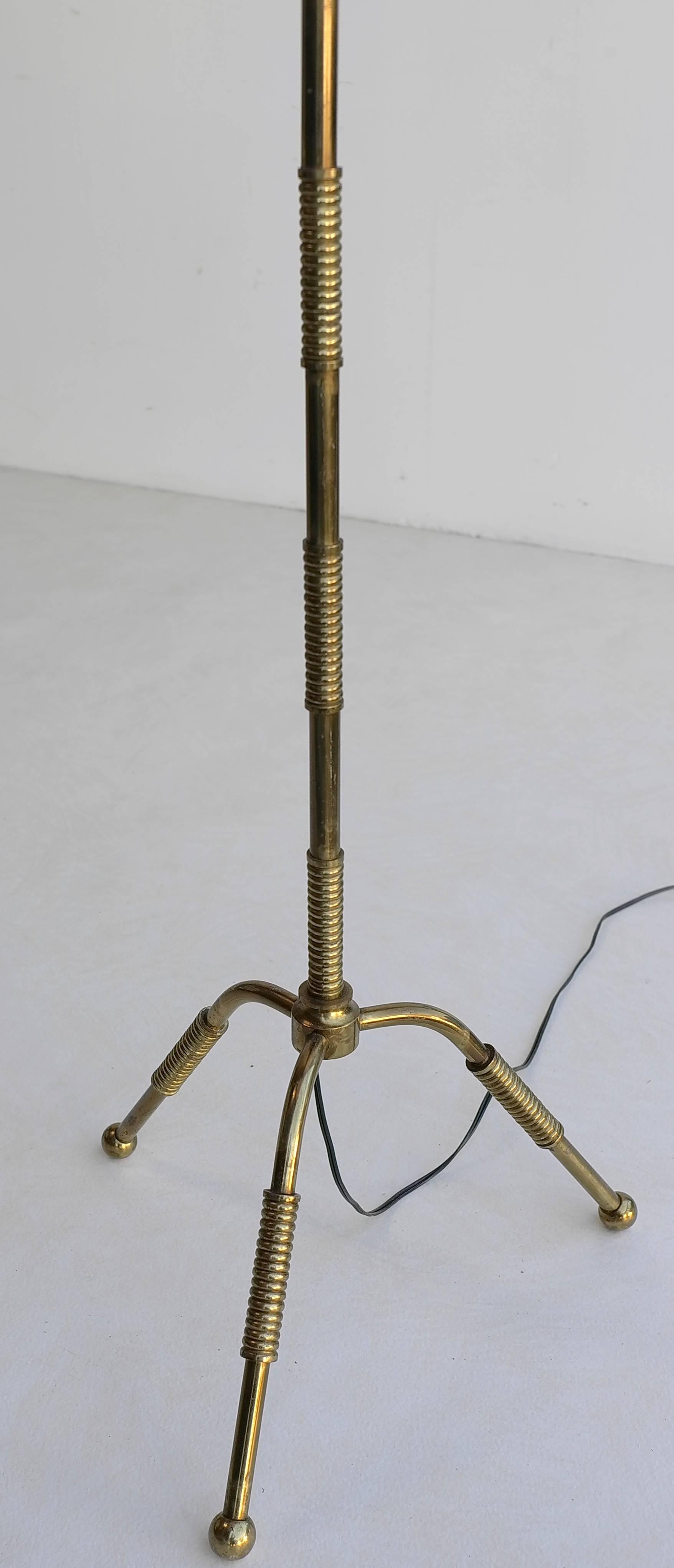 Stehlampe aus Messing von Maison Bagues, Frankreich (Mitte des 20. Jahrhunderts) im Angebot