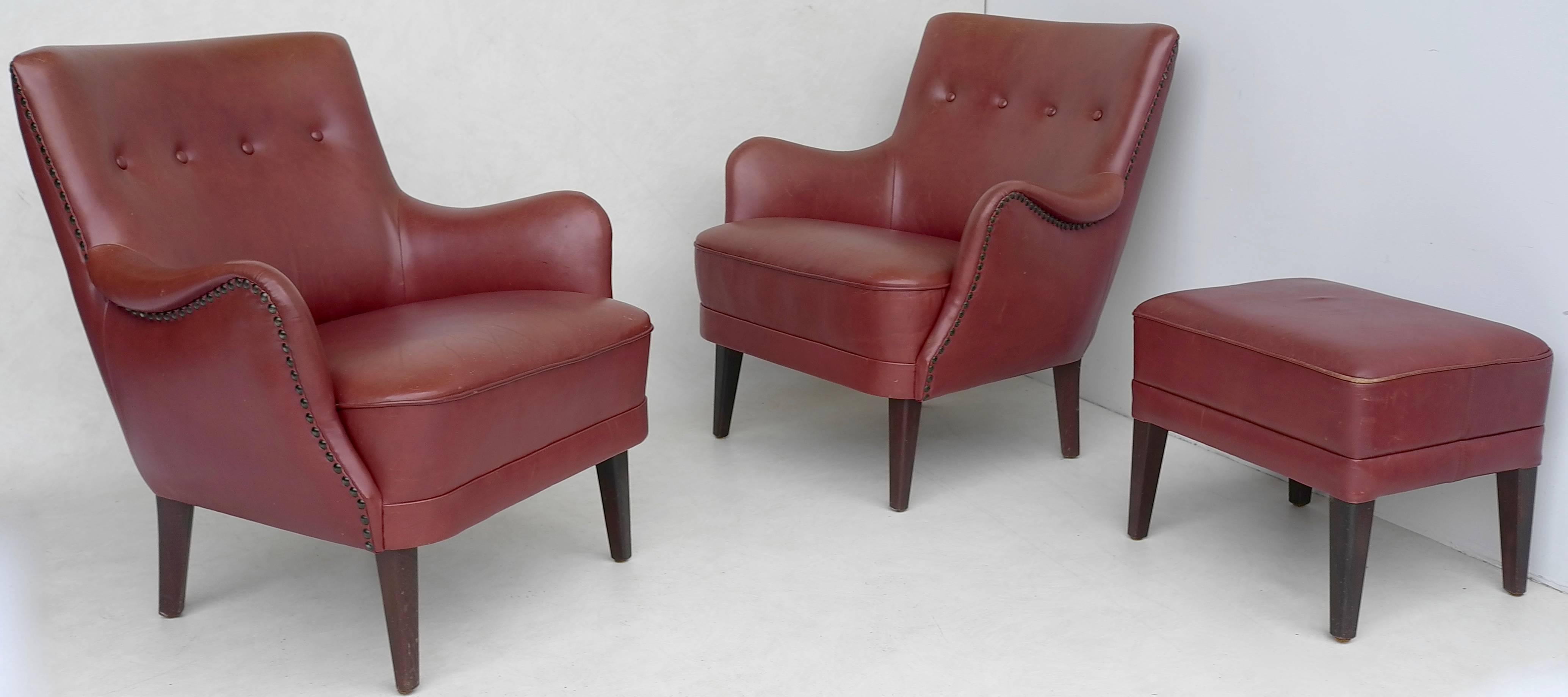 Mid-Century Modern Pair of Danish Armchairs with Footstool in Chestnut Leather