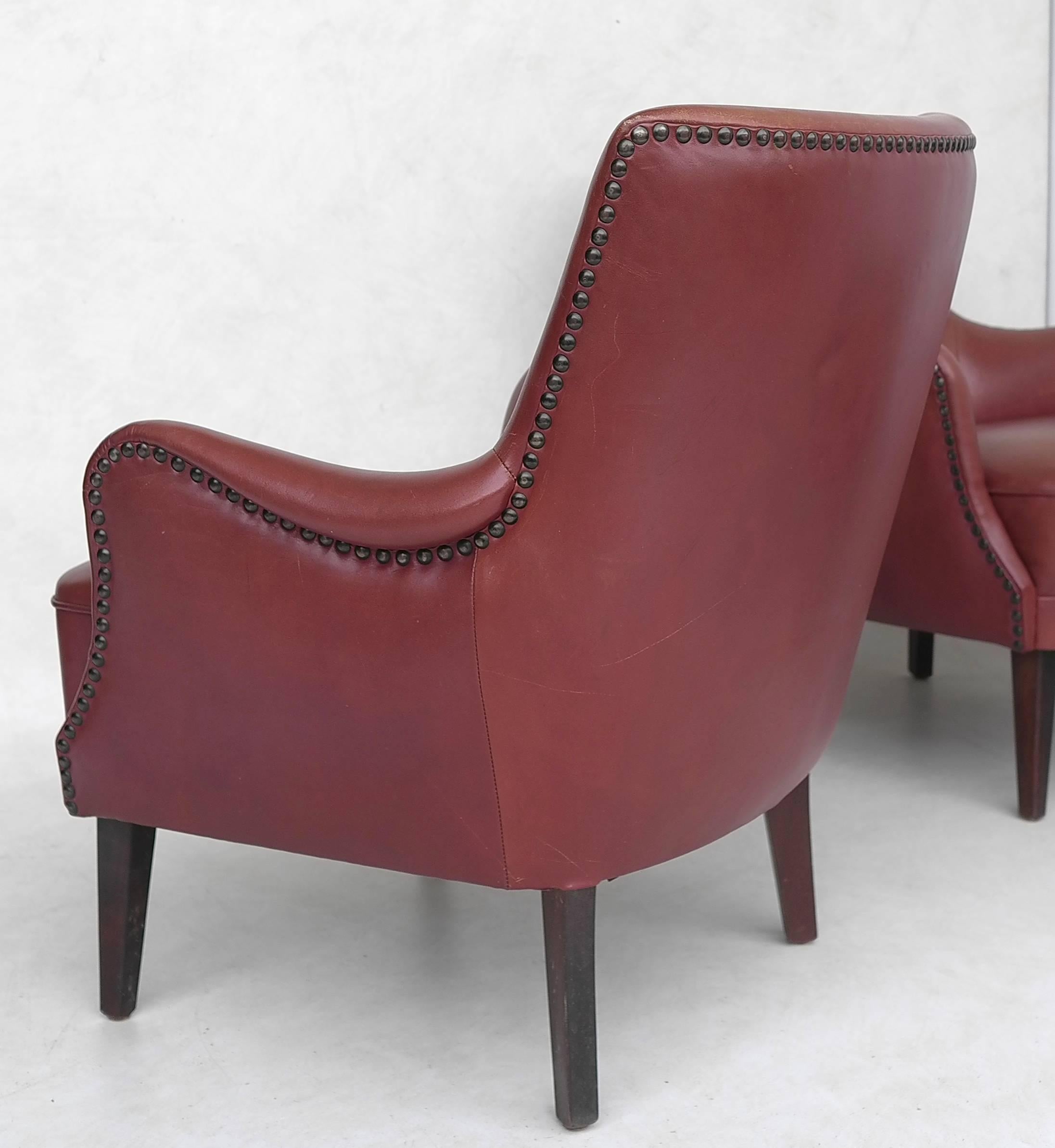Pair of Danish Armchairs with Footstool in Chestnut Leather In Good Condition In Den Haag, NL