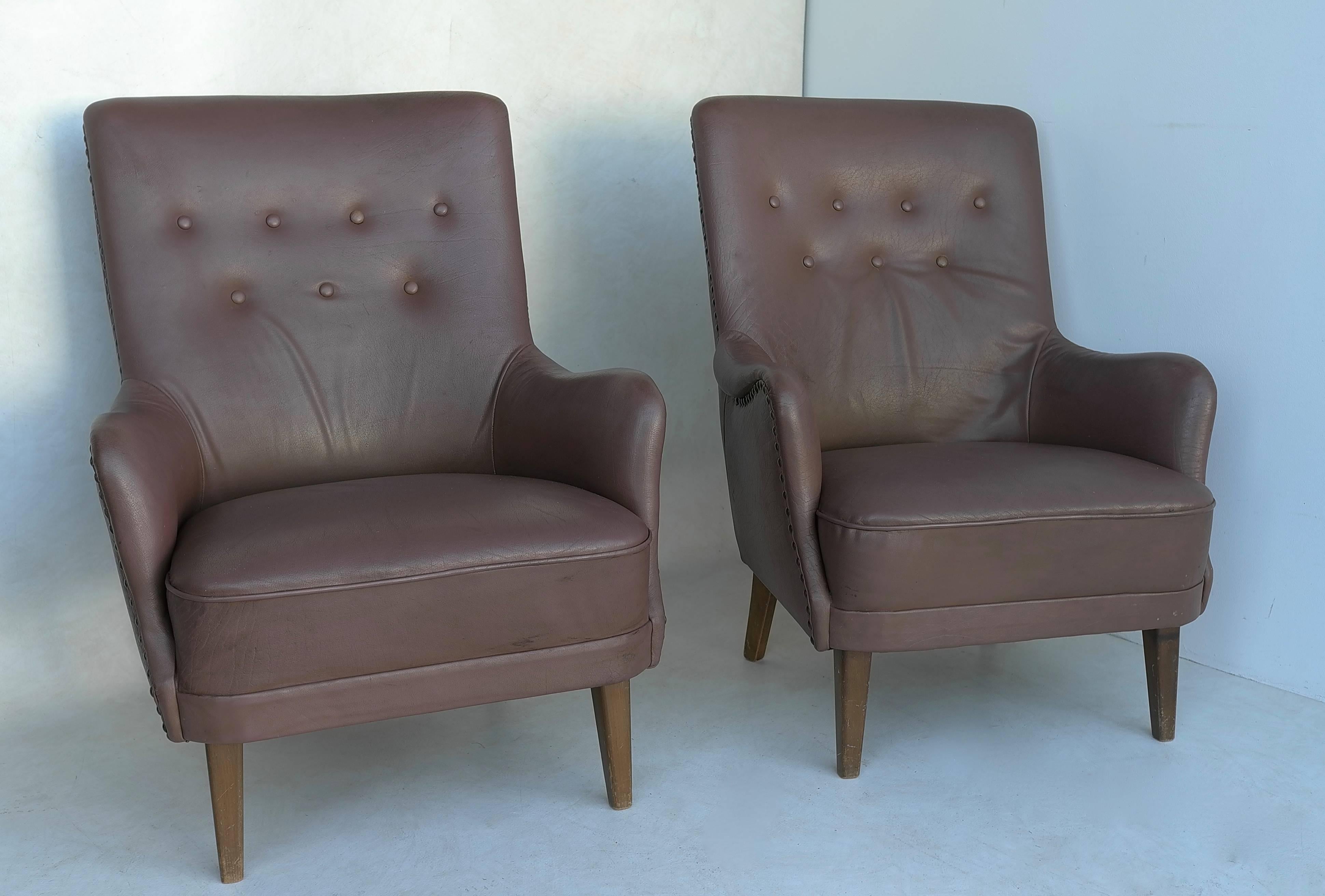 Pair of Danish high back armchairs in brown Leather with nailed trim.

Measures: Height 90cm, depth 60cm, length 68cm, seating height 40cm.