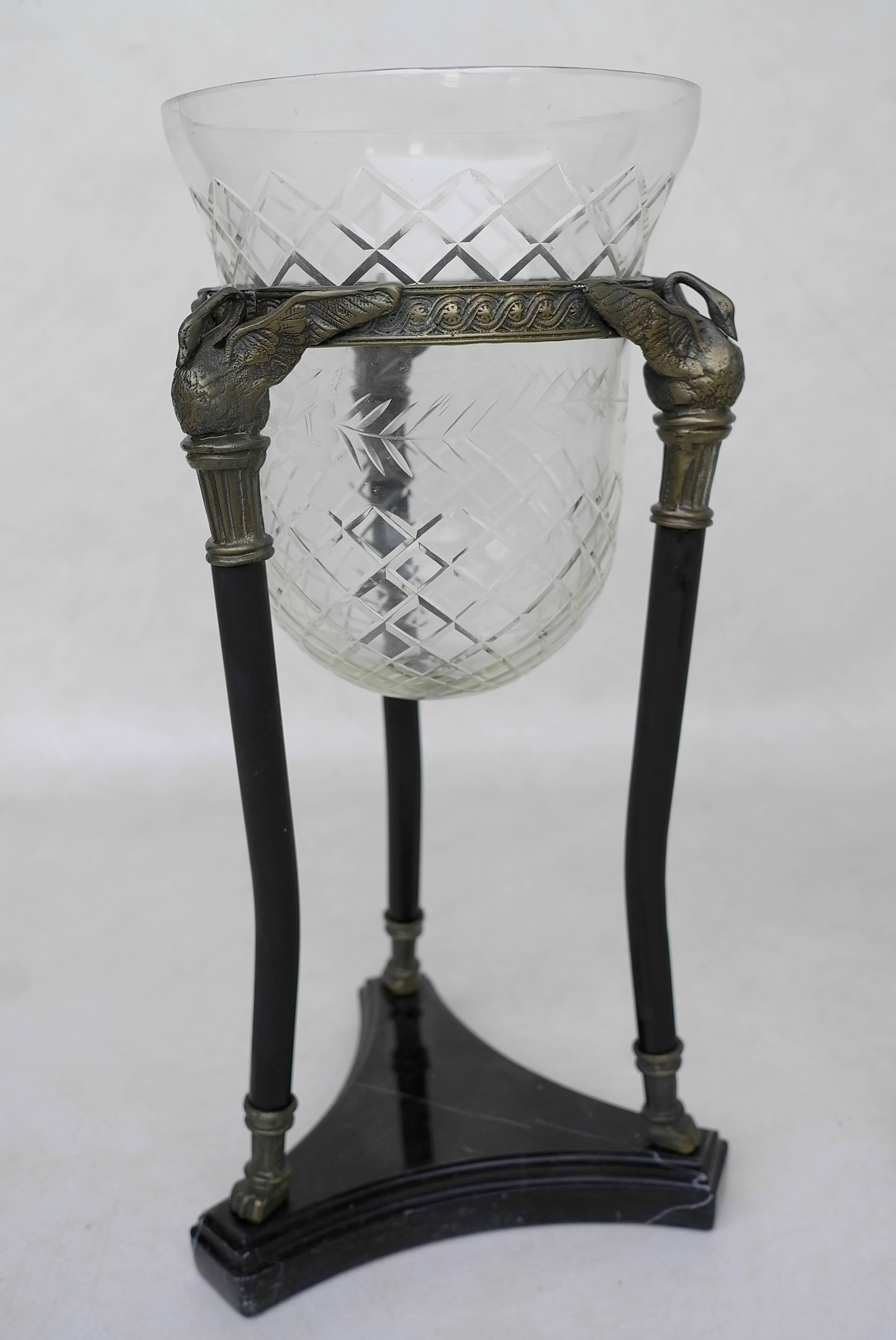 Neoklassizistische Schwanenvasen aus Marmor und Glas, Paar (Empire) im Angebot