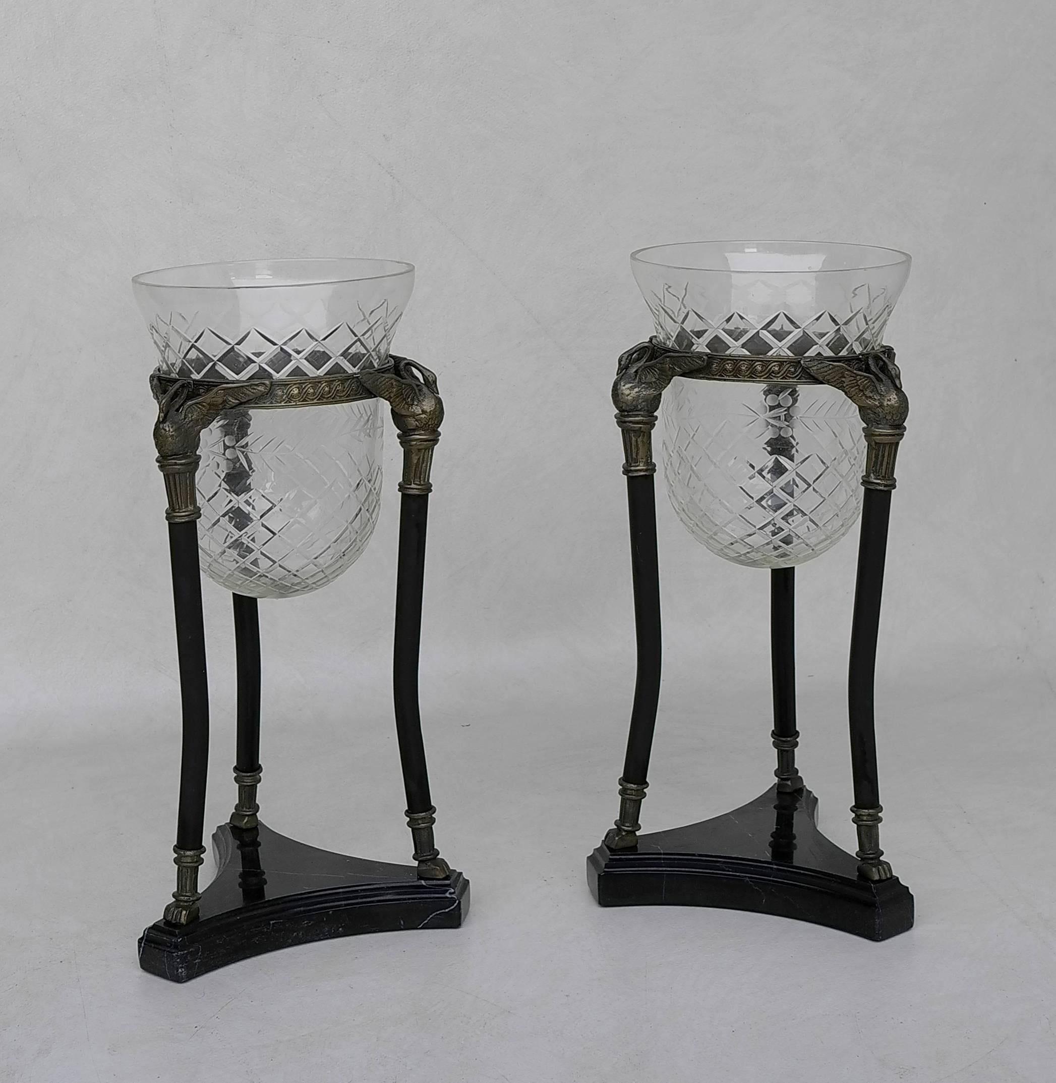 Neoklassizistische Schwanenvasen aus Marmor und Glas, Paar (20. Jahrhundert) im Angebot