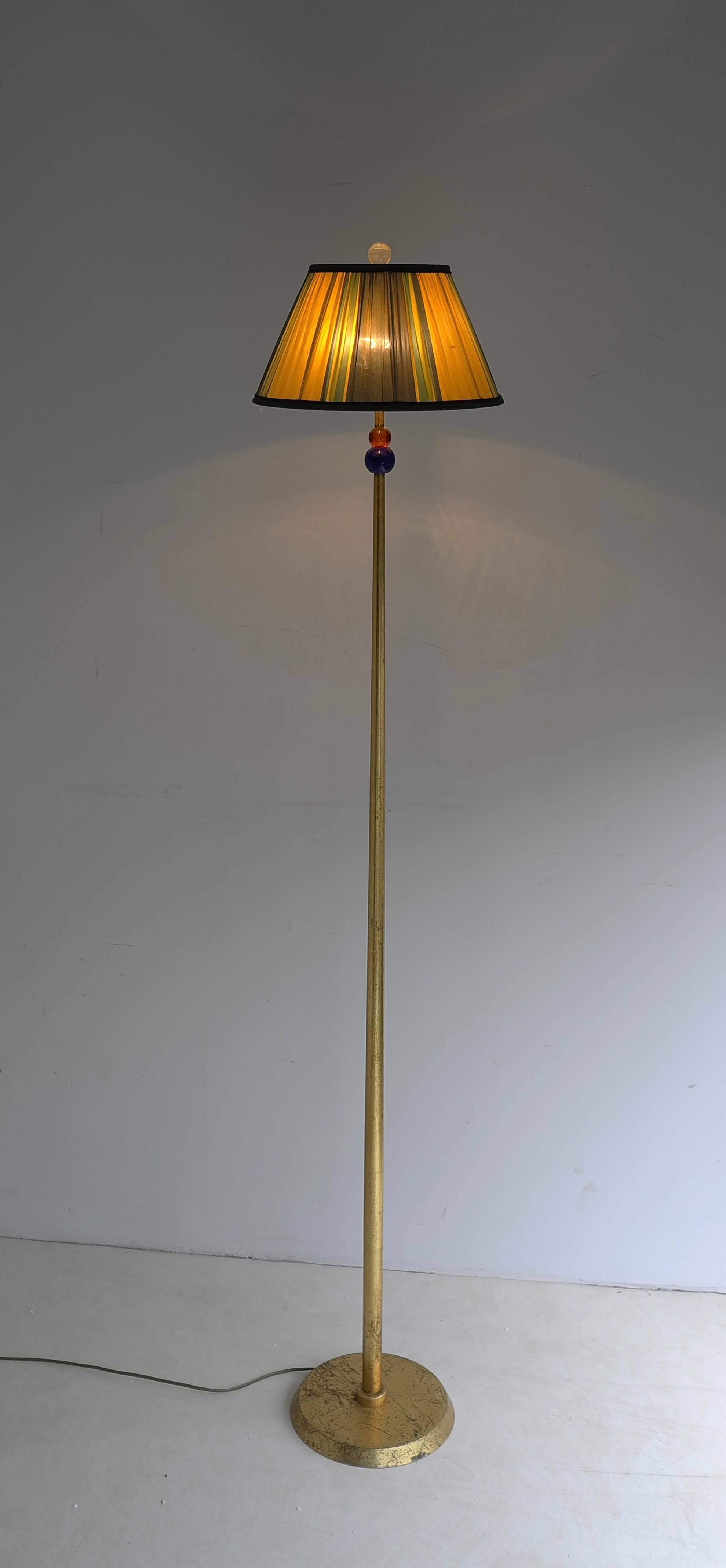 20ième siècle Lampadaire en or doré avec perles de verre coloré en vente