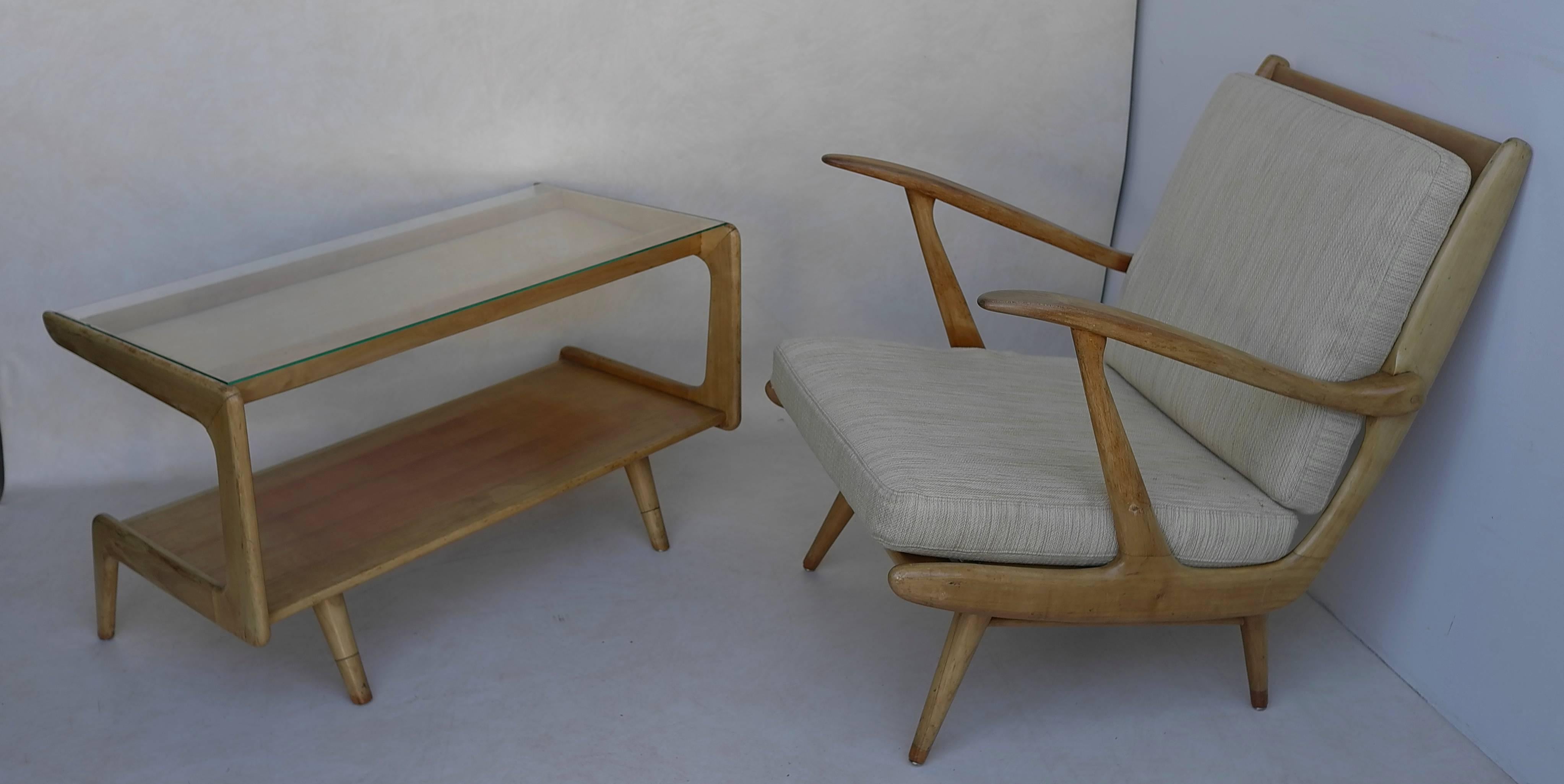 Skulpturaler Couchtisch im Stil von Gio Ponti, Italien, 1950er Jahre, aus Holz mit Glasplatte.

Es gibt auch ein passendes Sofa und einen Sessel.