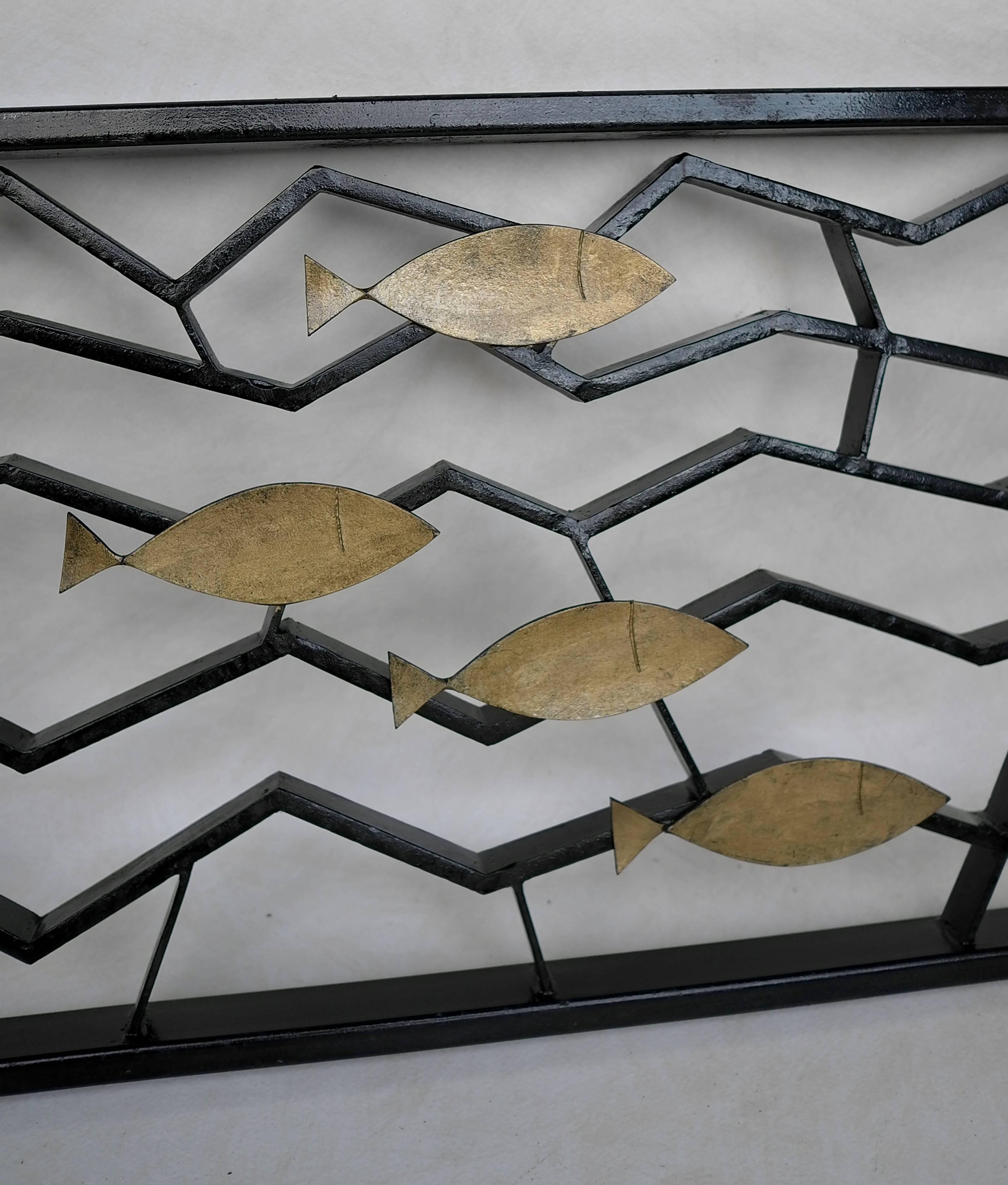 Pareja de vallas u objetos de arte geométricos de metal con peces dorados fabricados en Italia, hacia la década de 1950. Precio por pieza.