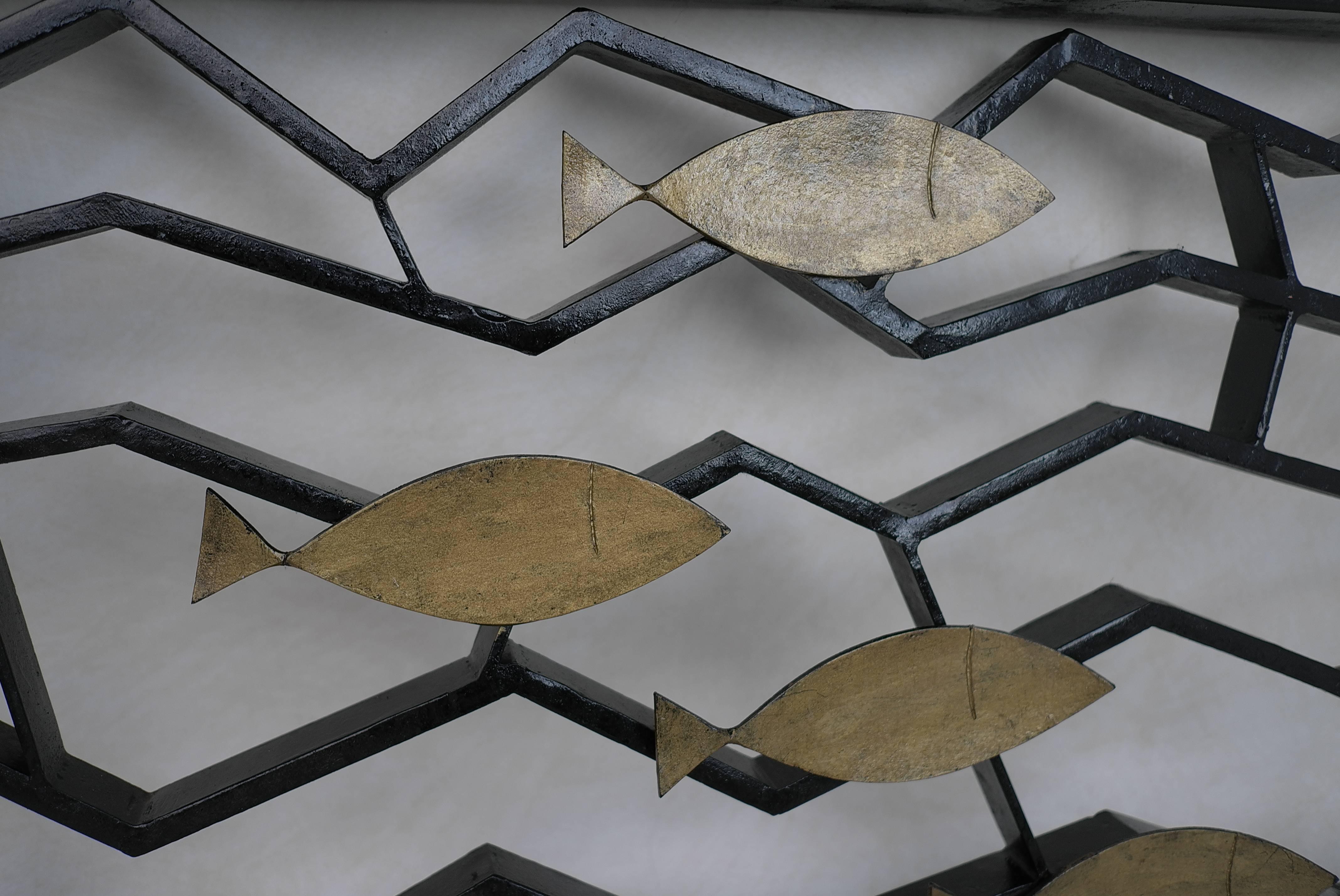 Mid-Century Modern Paire de clôtures ou objets d'art géométriques en métal avec poisson doré en vente