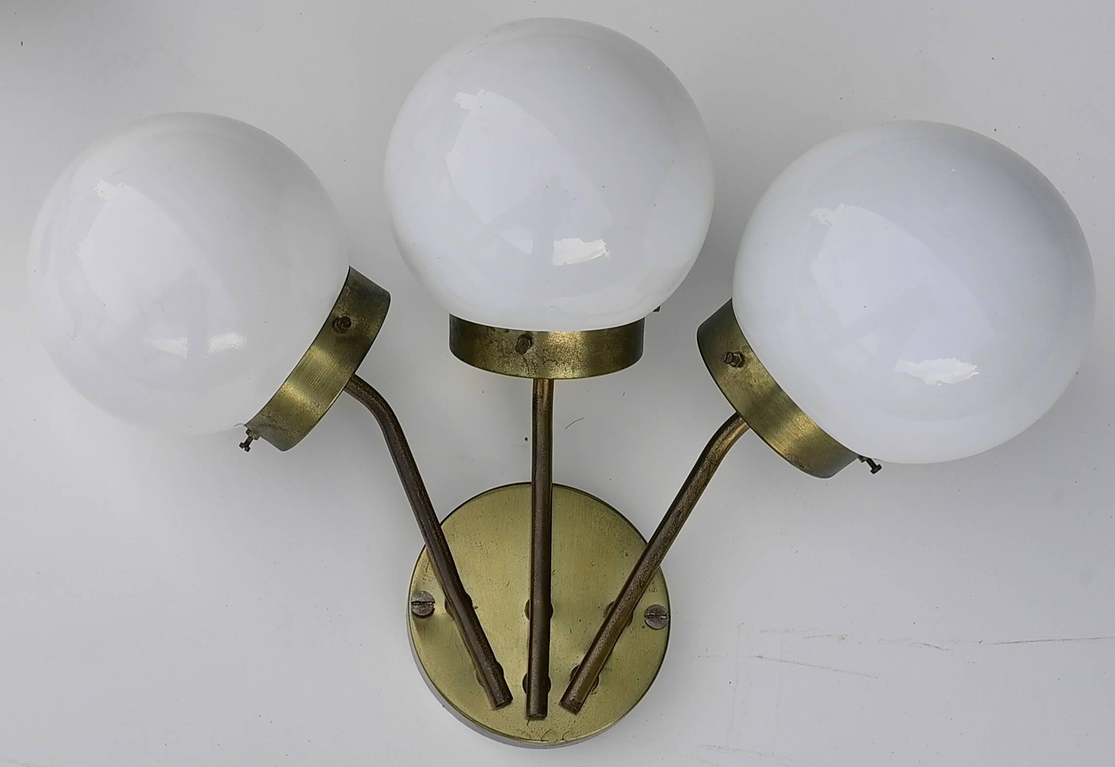 Paar Wandlampen aus Messing mit Opalglaskugeln, Stilnovo zugeschrieben