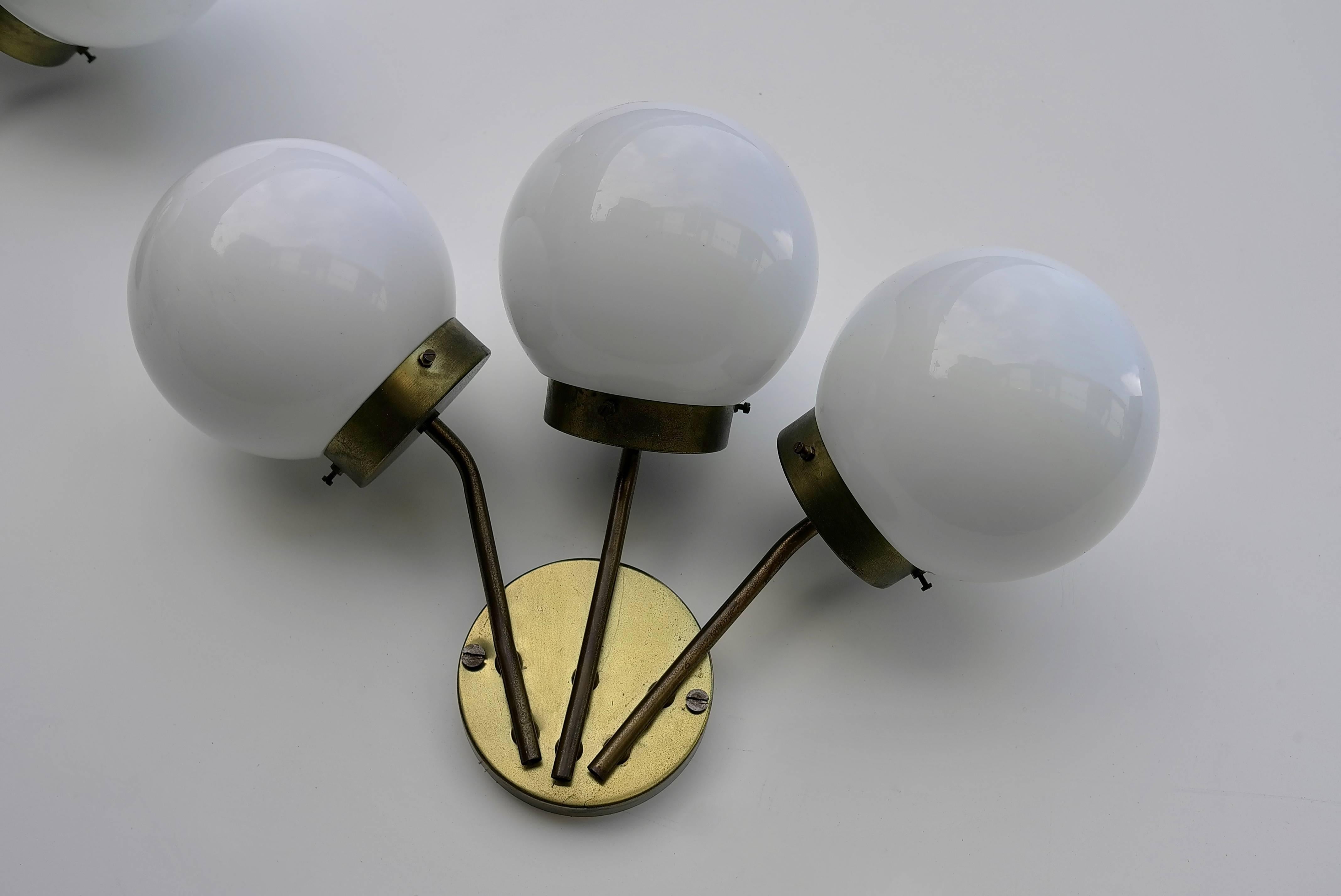 Mid-Century Modern Pair of Wall Lamps in Brass with Opaline Glass Balls, attributed to Stilnovo For Sale