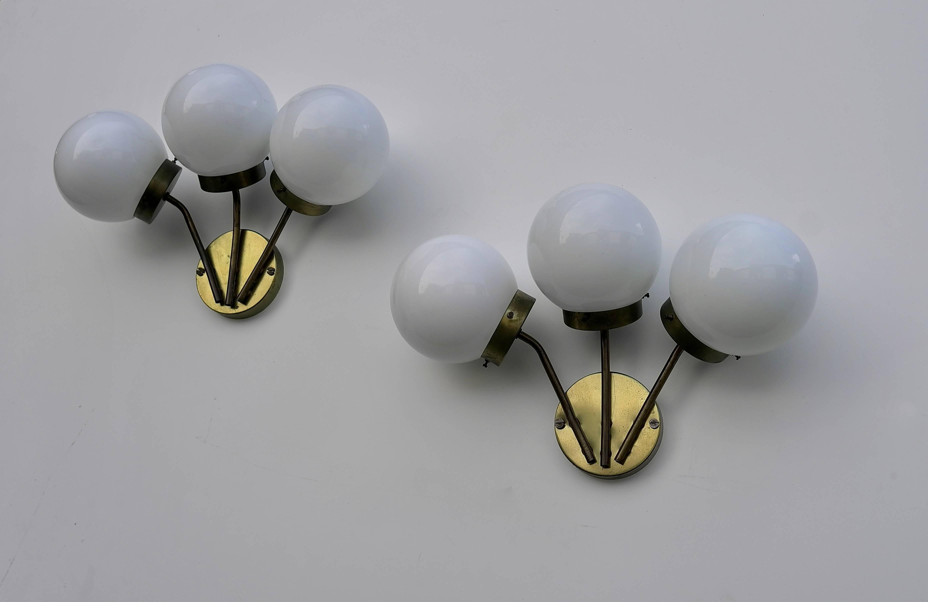 Italian Pair of Wall Lamps in Brass with Opaline Glass Balls, attributed to Stilnovo For Sale