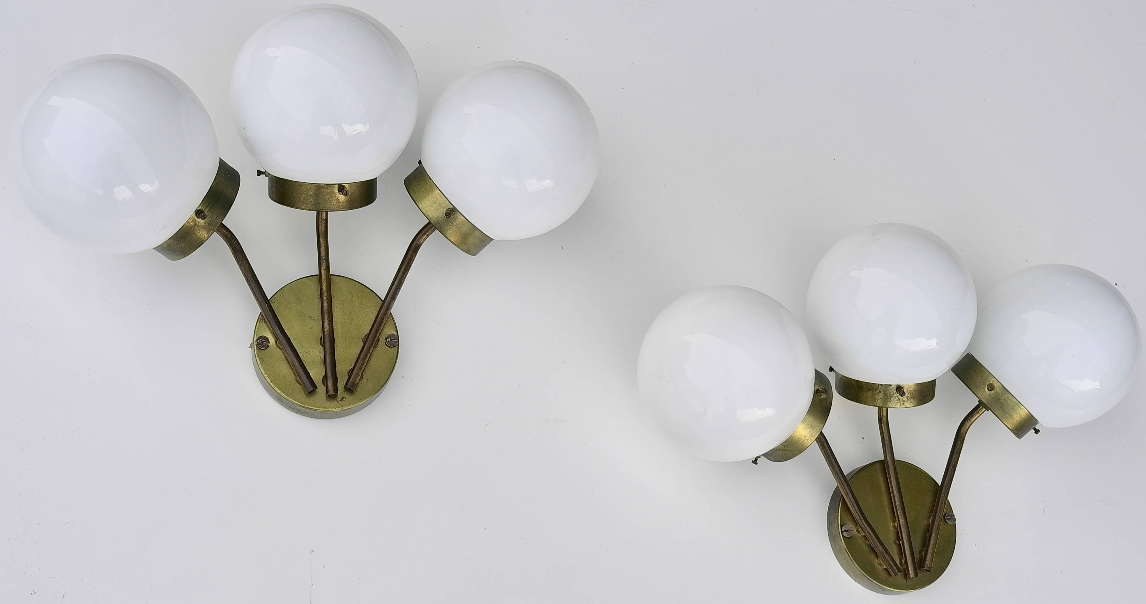 Pair of Wall Lamps in Brass with Opaline Glass Balls, attributed to Stilnovo In Excellent Condition For Sale In Den Haag, NL