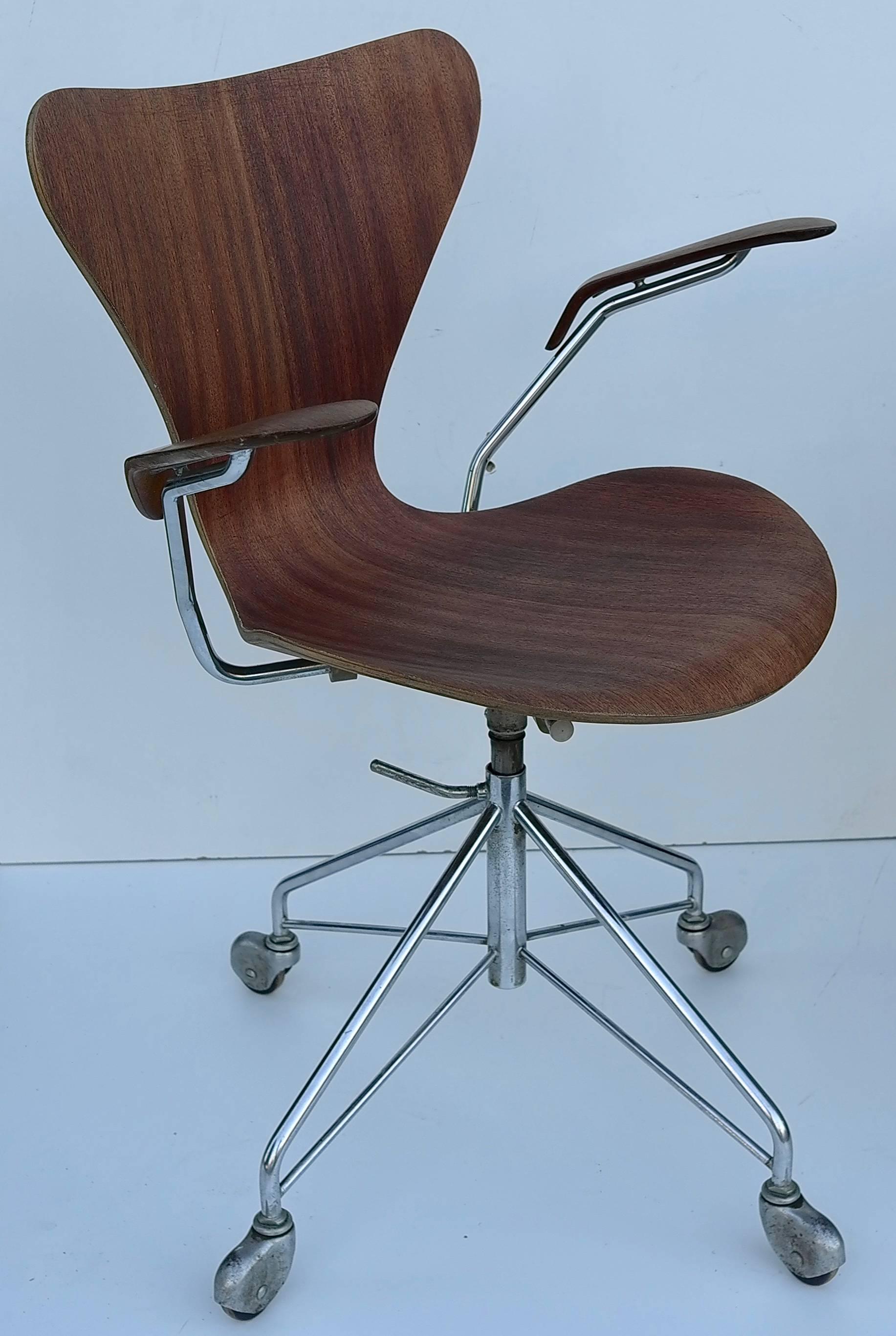 Office chair designed by Arne Jacobsen. Early production produced by Fritz Hansen in Denmark. Swivable and adjustable in height.