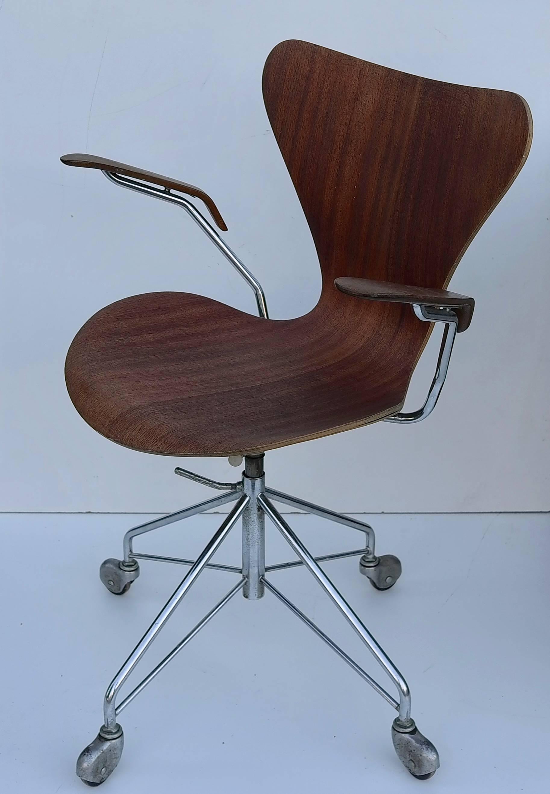 Early Arne Jacobsen Office Chair by Fritz Hansen, Denmark In Good Condition In Den Haag, NL