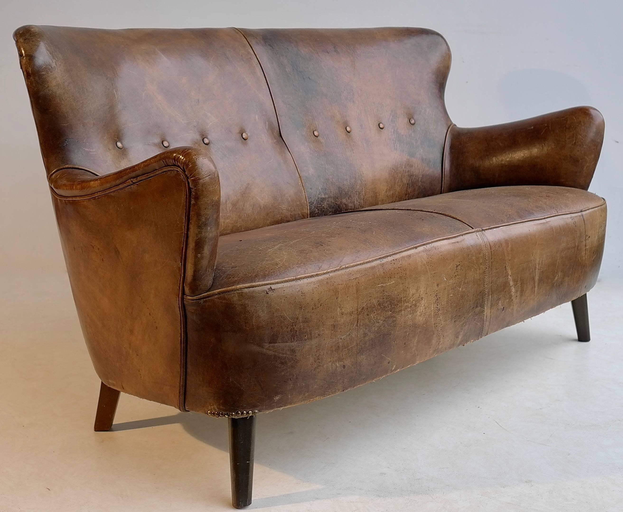Cognac Leather Sofa with a Rich Patina, by Theo Ruth for Artifort In Excellent Condition In Den Haag, NL
