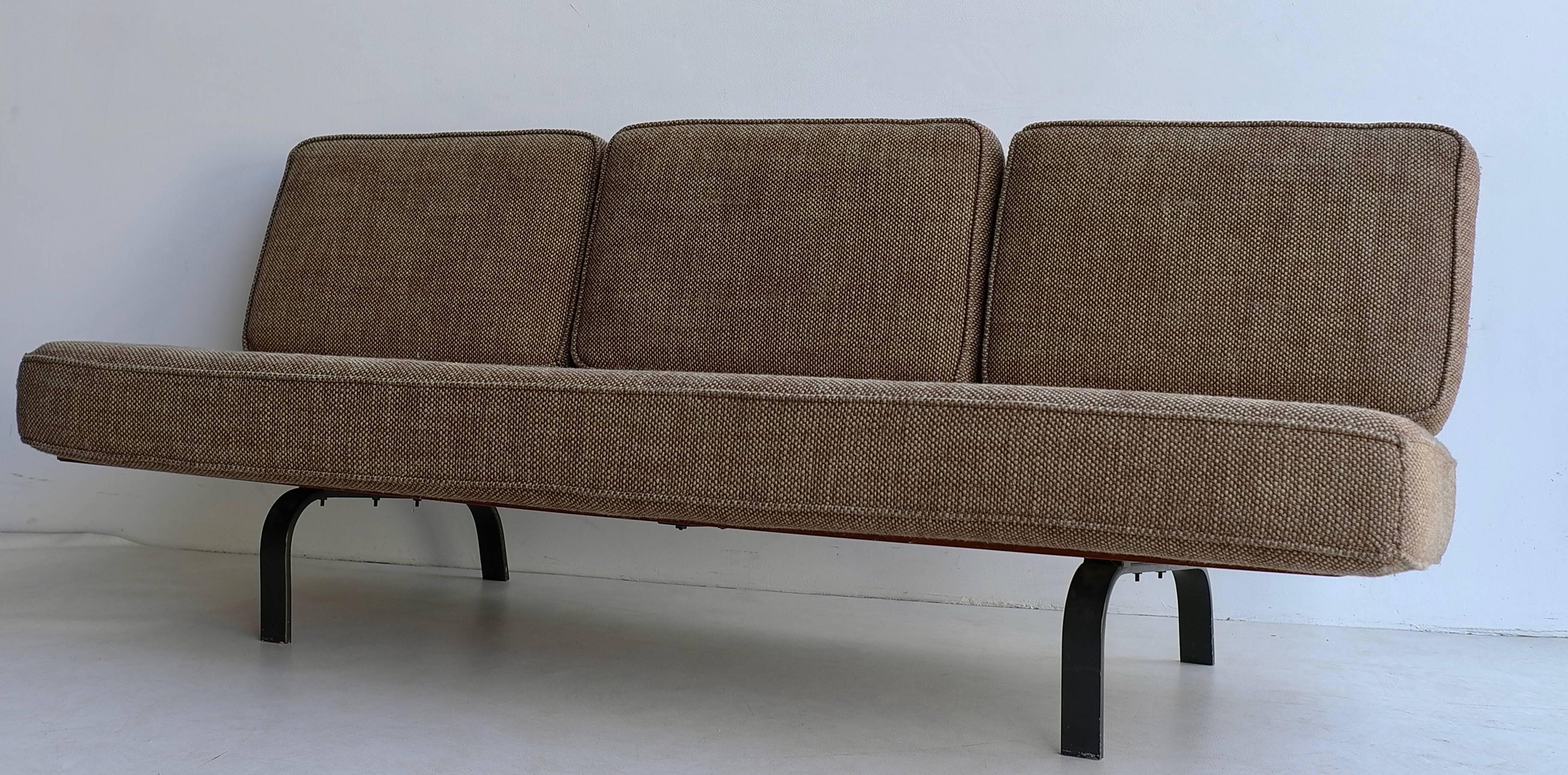 Modernes italienisches Dreisitzer-Sofa aus der Mitte des Jahrhunderts (Wolle) im Angebot