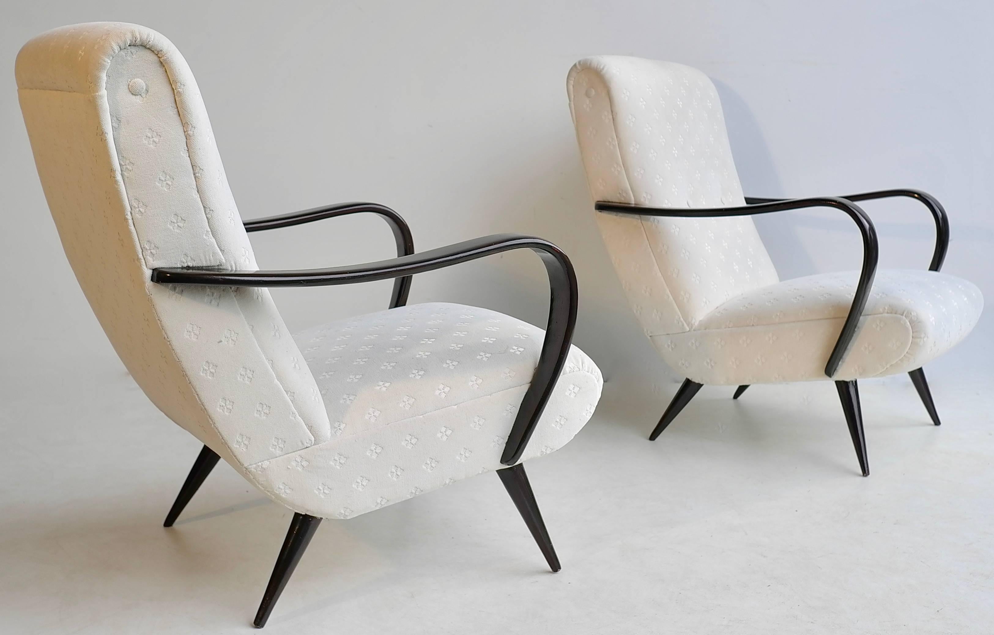 Pair of sculptural lounge chairs with curved dark brown lacquered wooden armrests, Italy, 1950s.