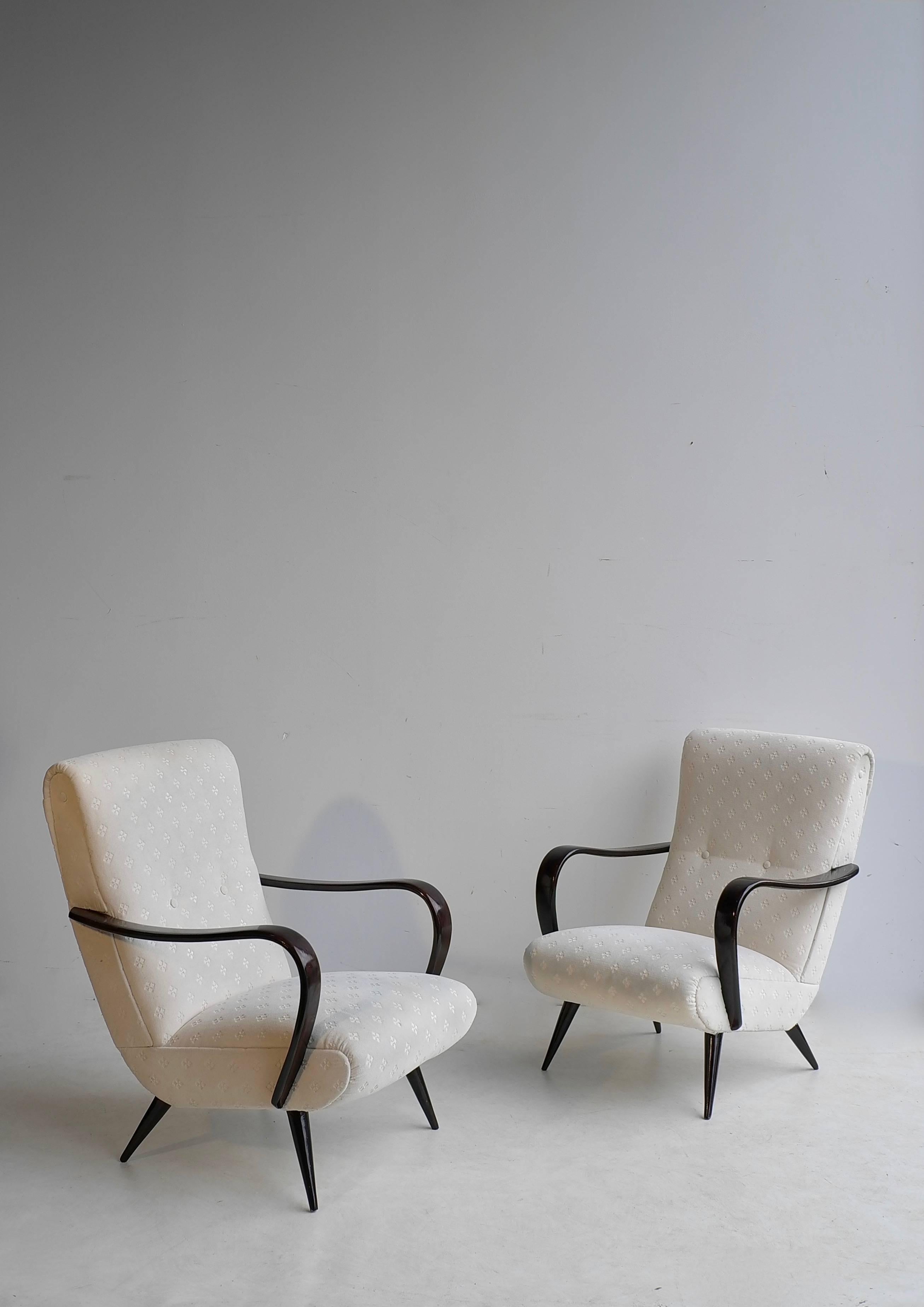 Mid-20th Century Pair of Sculptural Lounge Chairs with Curved Wooden Armrests, Italy, 1950s