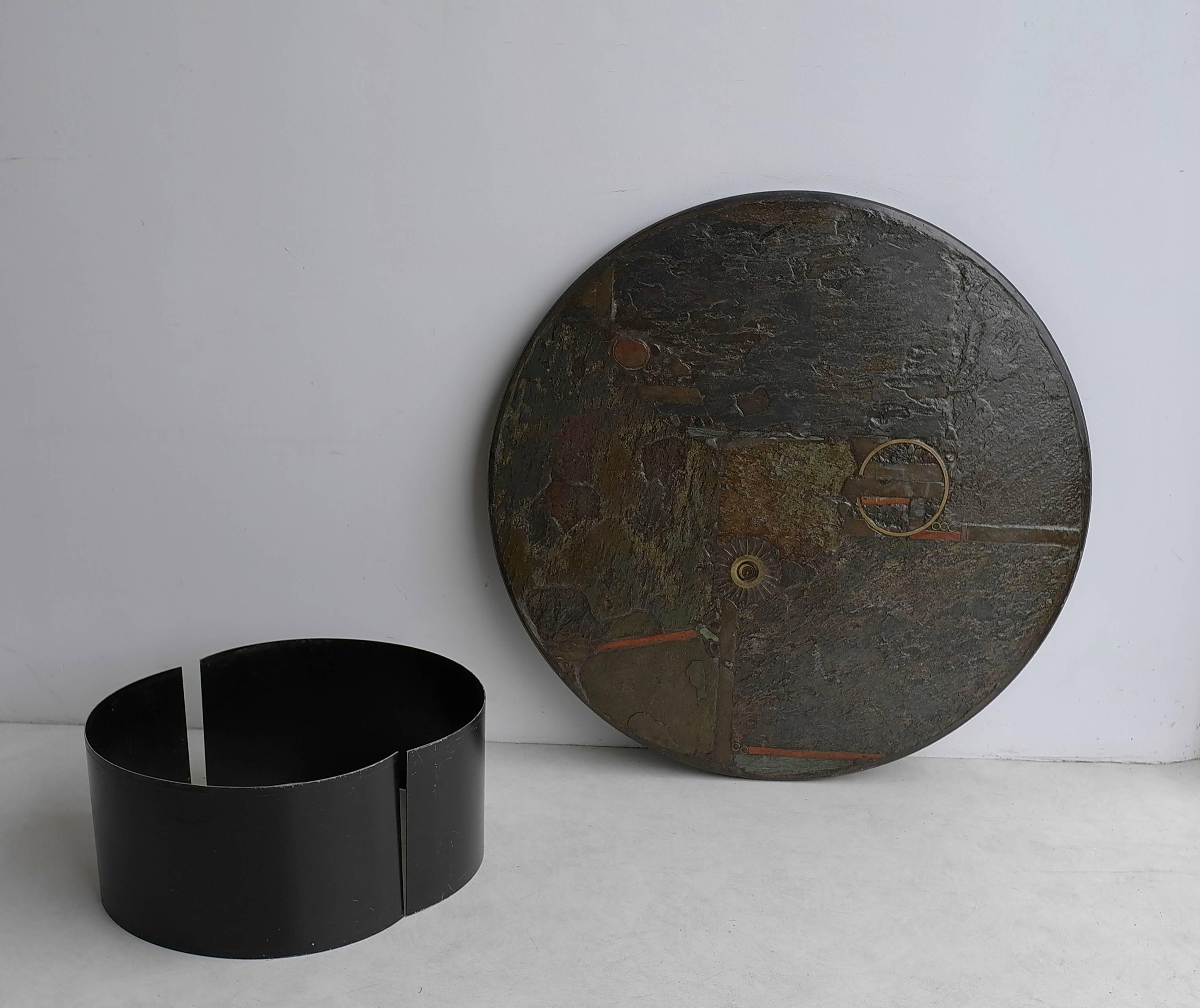 Paul Kingma Round Coffee Table in Slate, Blue and Green Stone with Brass Details In Good Condition In Den Haag, NL
