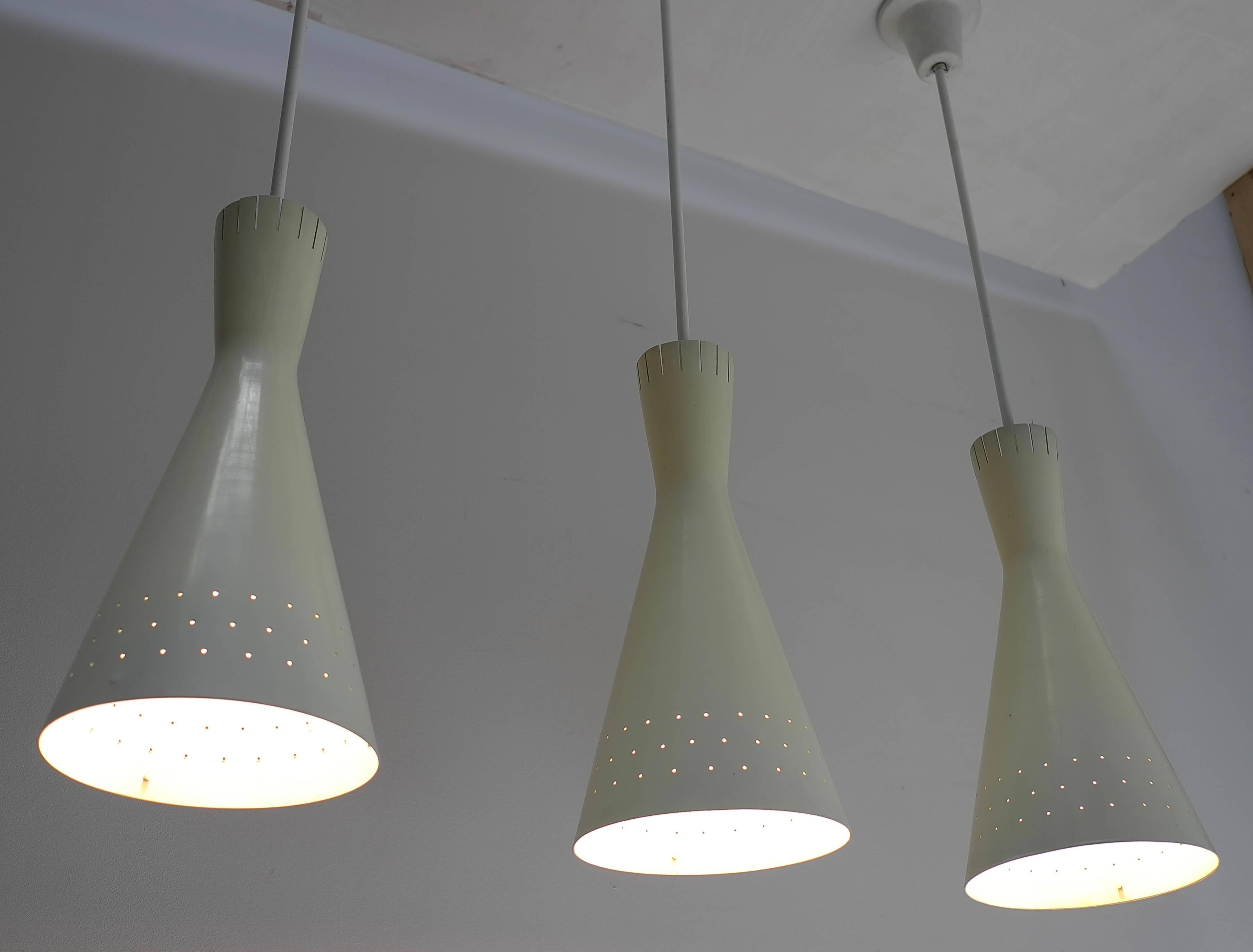 20 Pieces, Large 1950s Diabolo Pendants in Light Yellow In Excellent Condition In Den Haag, NL