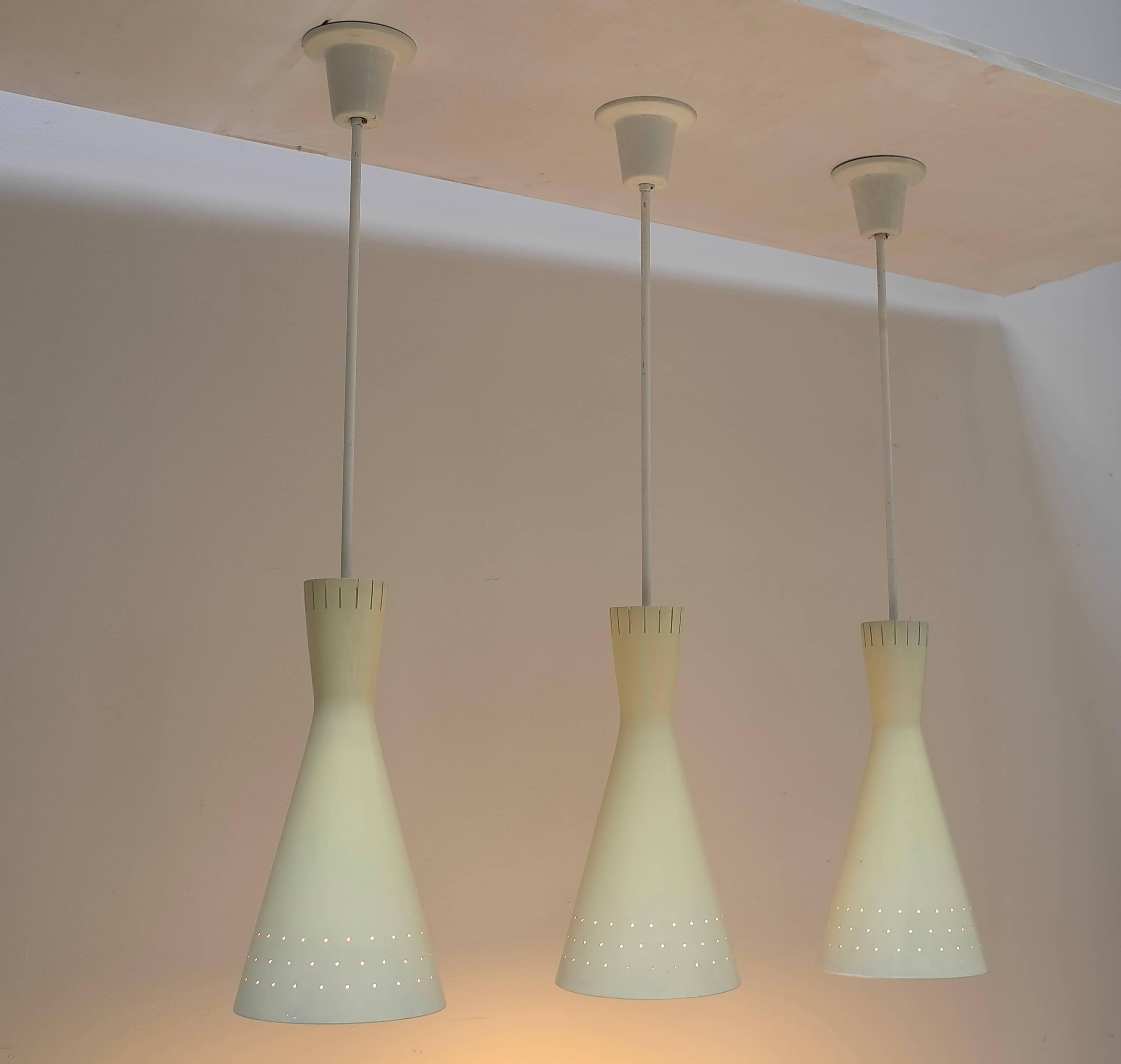 20 pieces large 1950s diabolo pendants in light yellow.
Most probably manufactured by Stilnovo or Stilux, Italy.