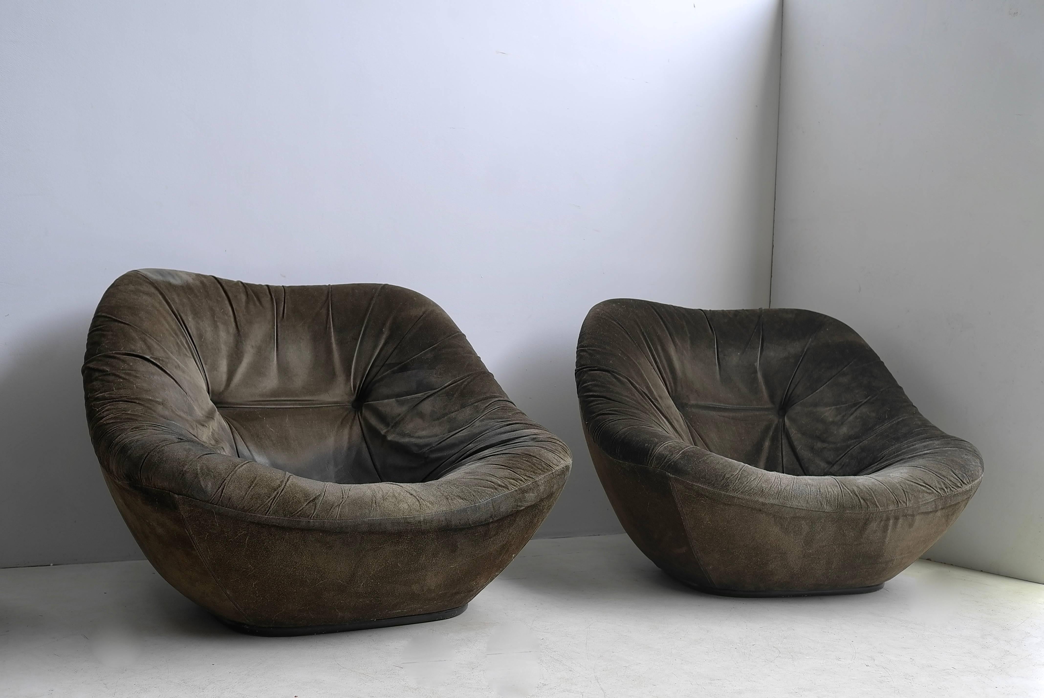 Important salon, Pierre Paulin sofa with two armchairs model bonnie 500 and 500/2 in suede savannah, sitting on a cloud.

The sofa 500/2 is described in the Artifort books but there has never been one for sale or any known to exist, museum
