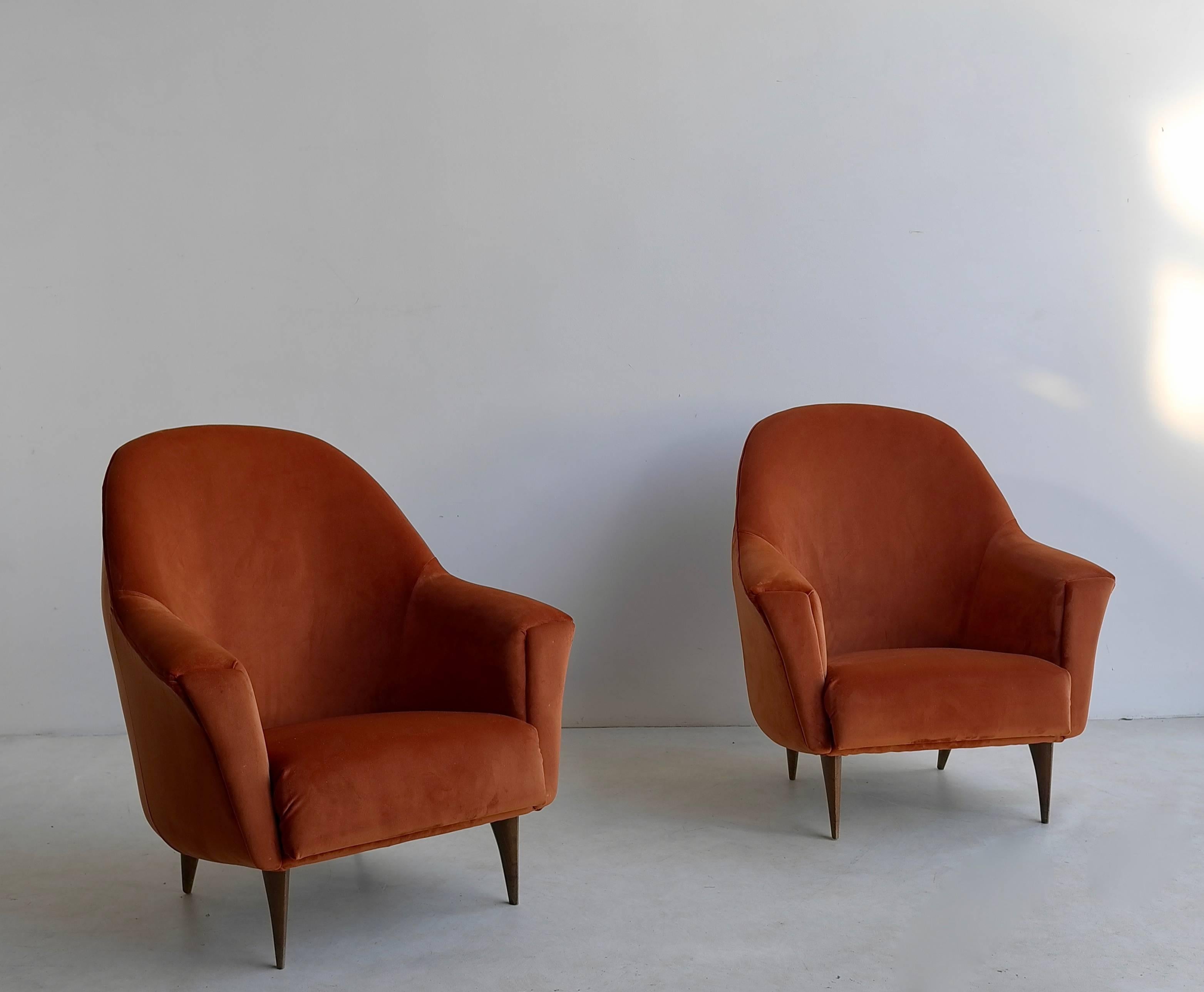 Pair of Armchairs in Red Terra Velvet, Italy, 1950s In Good Condition In Den Haag, NL