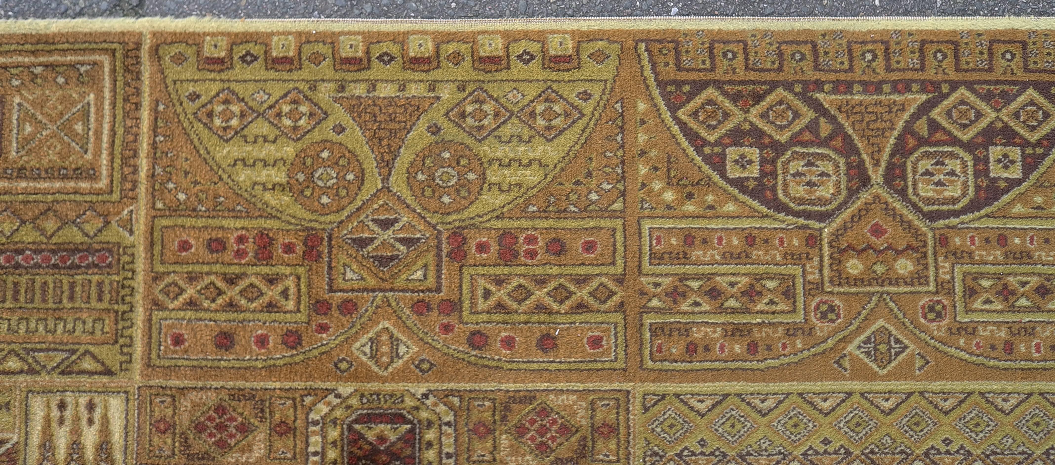 Großer Teppich aus der Mitte des Jahrhunderts mit alten östlichen Motiven in moderner Farbgebung (Wolle) im Angebot