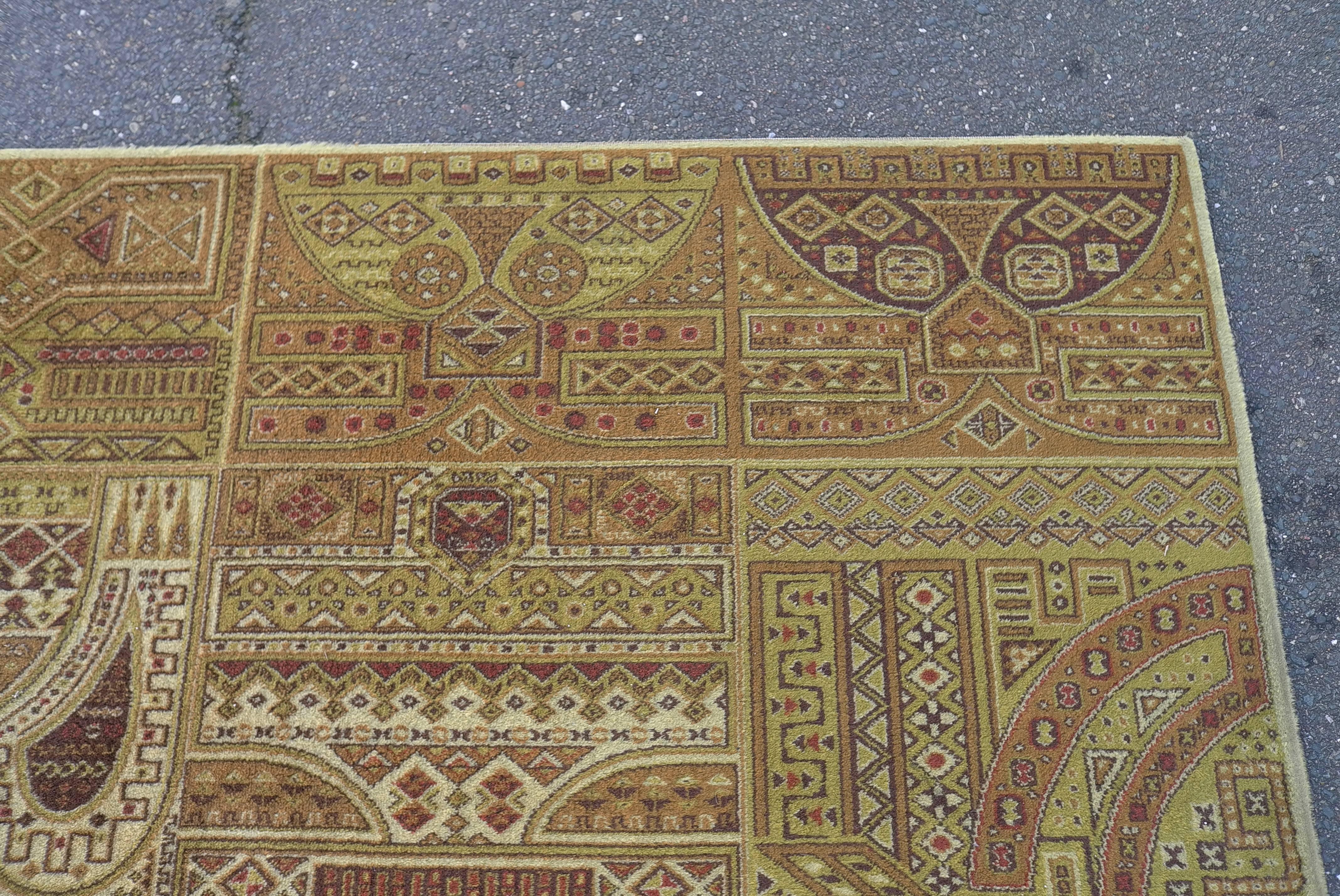 Großer Teppich aus der Mitte des Jahrhunderts mit alten östlichen Motiven in moderner Farbgebung im Angebot 1