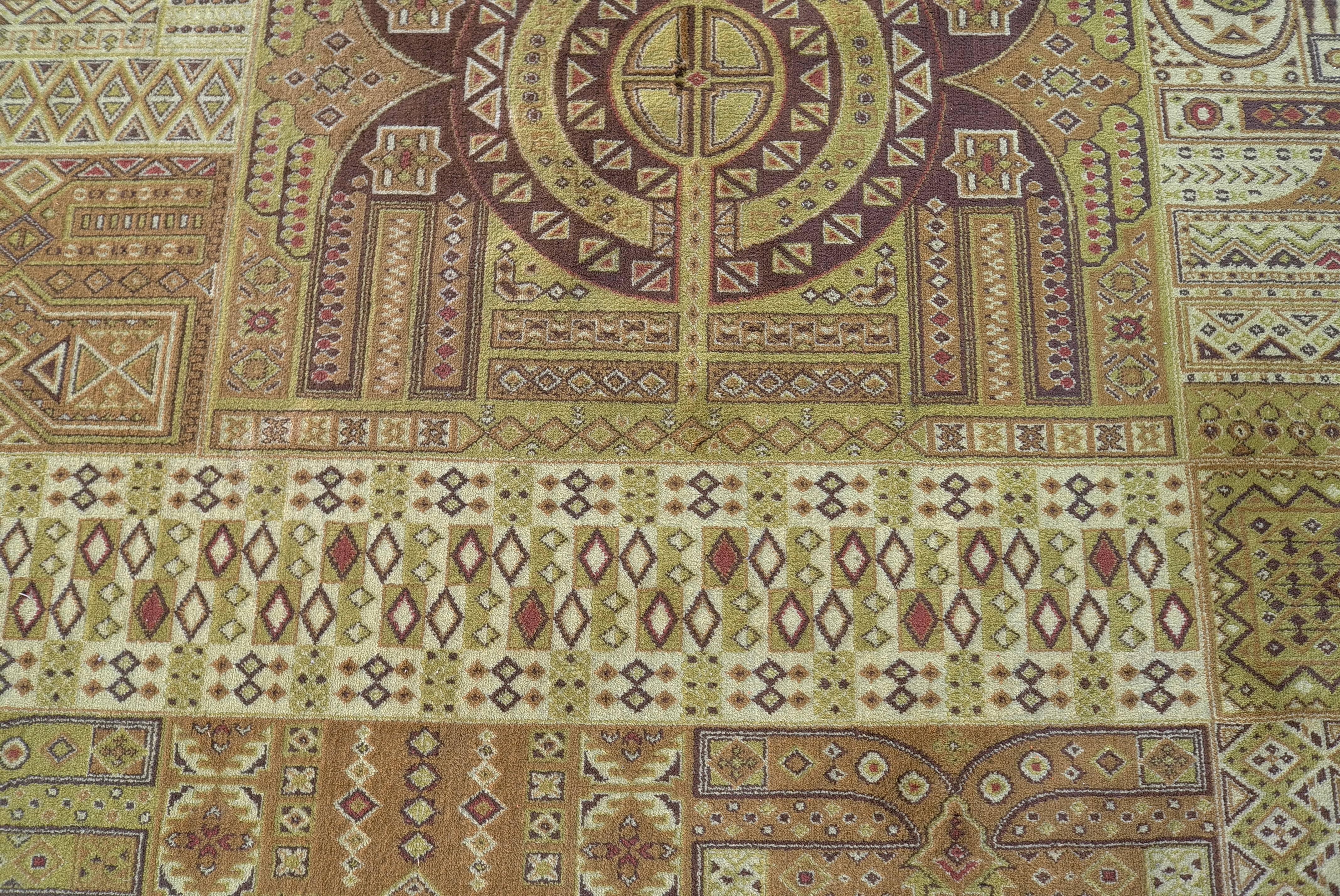 Großer Teppich aus der Mitte des Jahrhunderts mit alten östlichen Motiven in moderner Farbgebung (Moderne der Mitte des Jahrhunderts) im Angebot