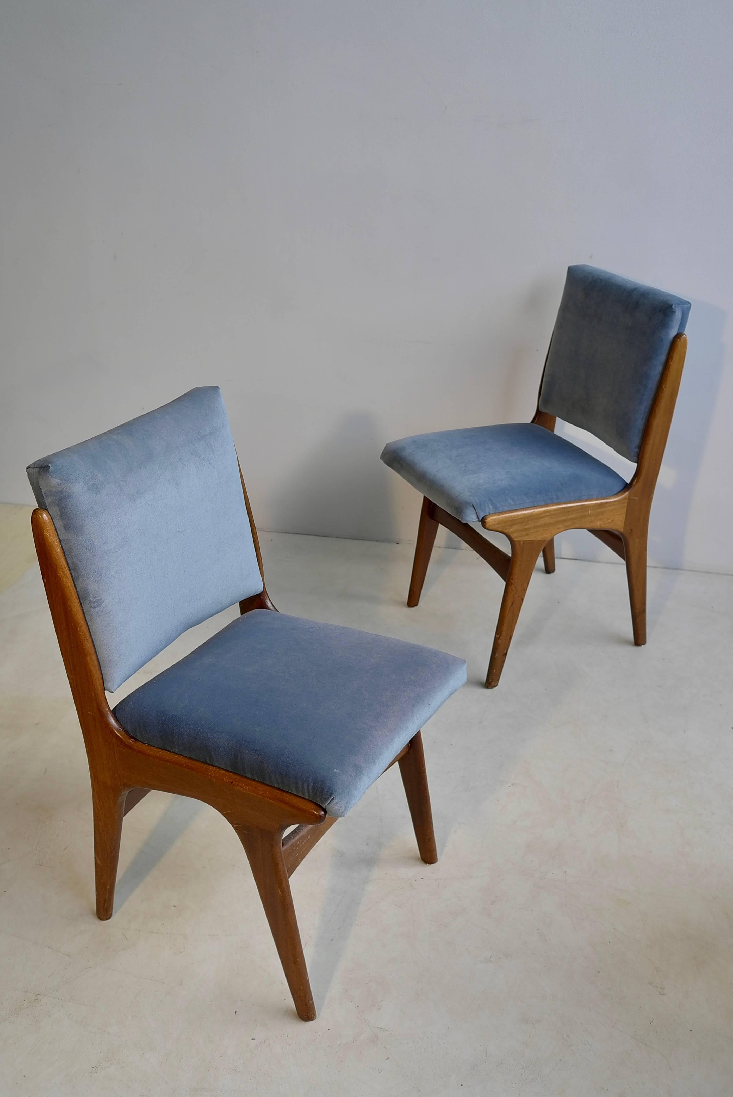 italien Quatre chaises de salle à manger en velours bleu glacier, dans le style de Carlo di Carli, Italie, années 1950 en vente