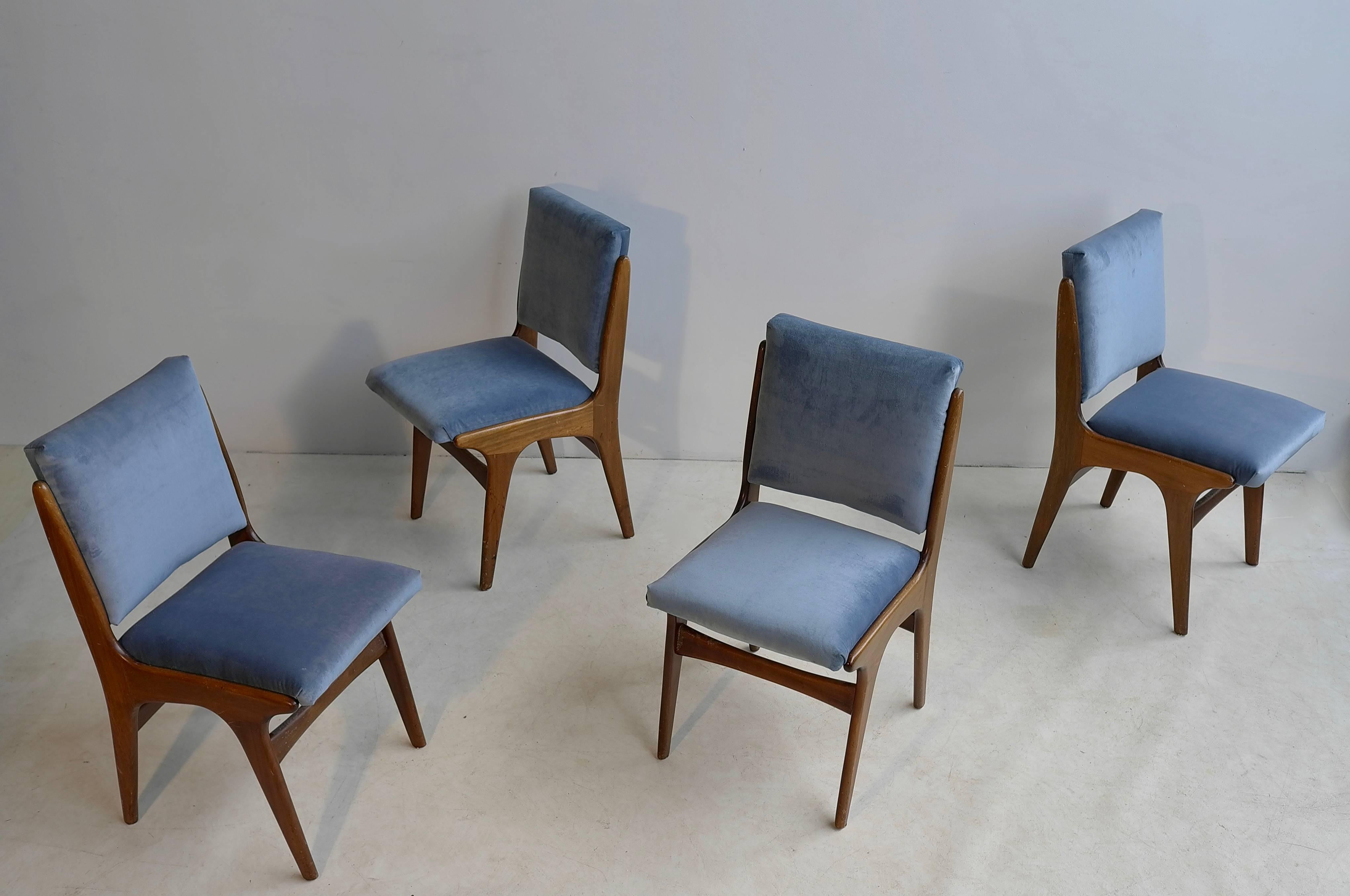 Four Dining Chairs in Ice Blue Velvet, in Style of Carlo di Carli, Italy, 1950s In Good Condition For Sale In Den Haag, NL
